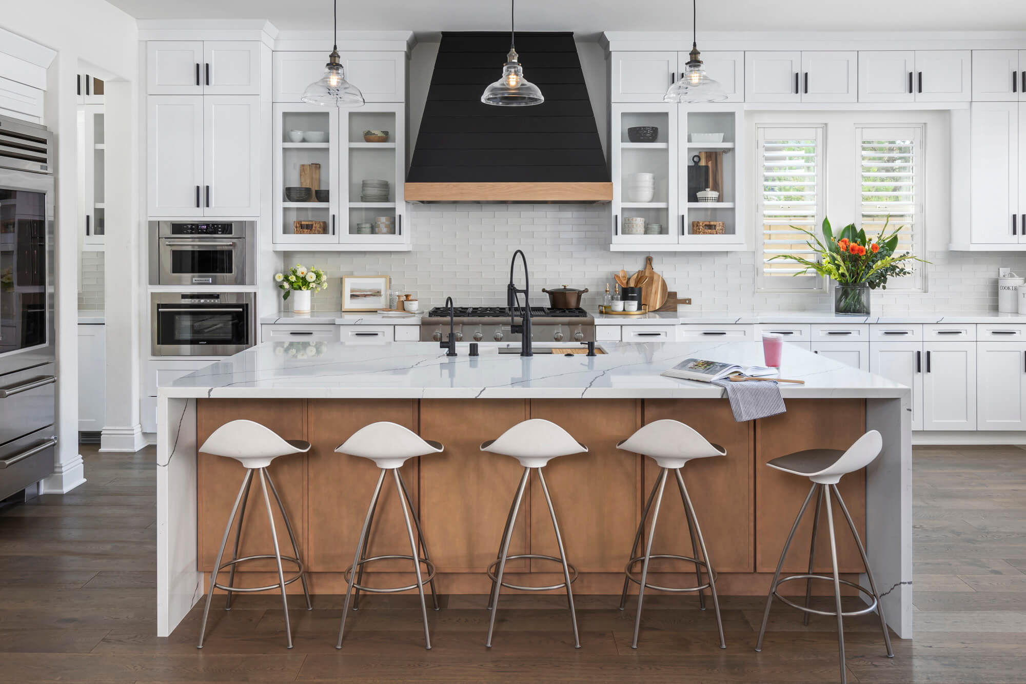 black-hood-in-farmhouse-kitchen