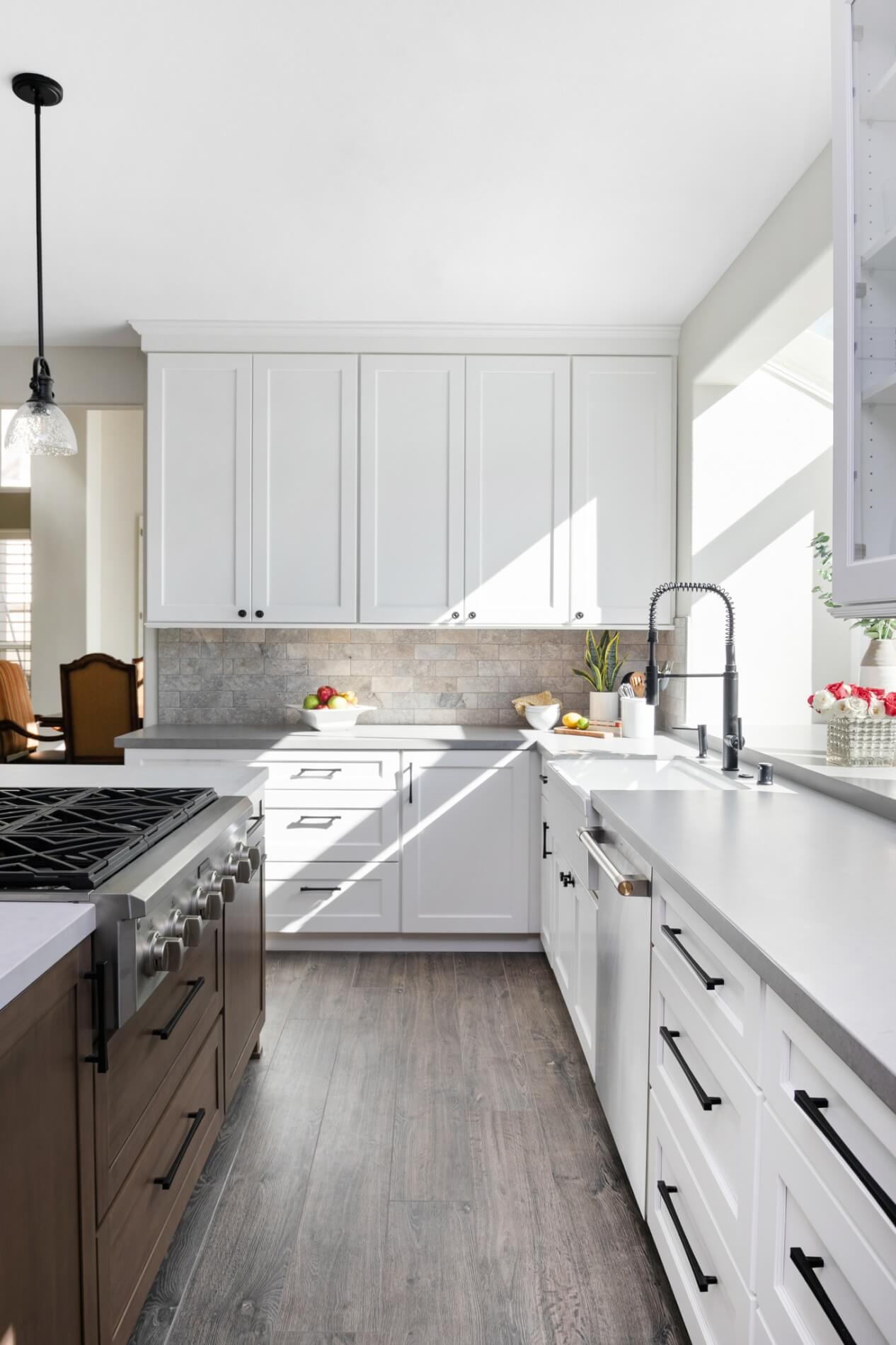 Contrasting-perimeter-and-island-cabinets-in-kitchen-remodel
