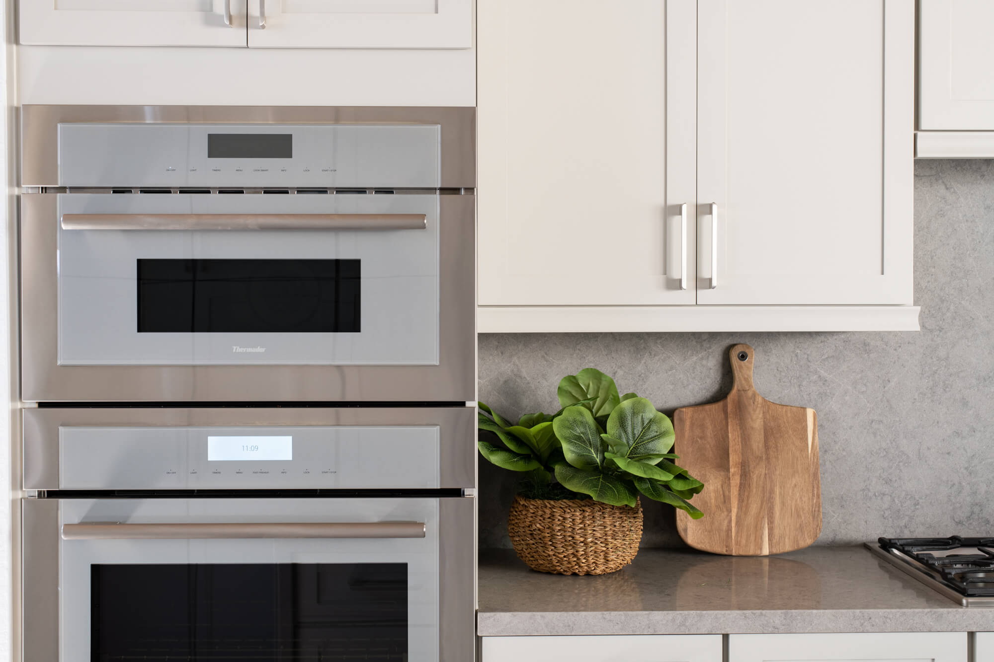 kitchen-renovation-with-quartz-countertop-stone-design