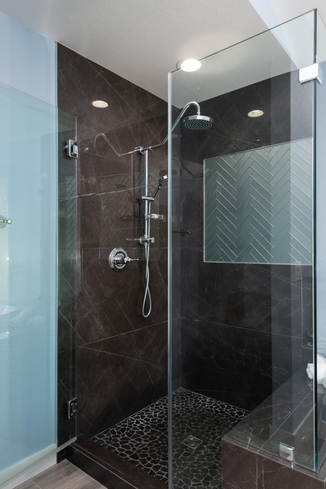 Walk-in-shower-with-glass-herringbone-accent