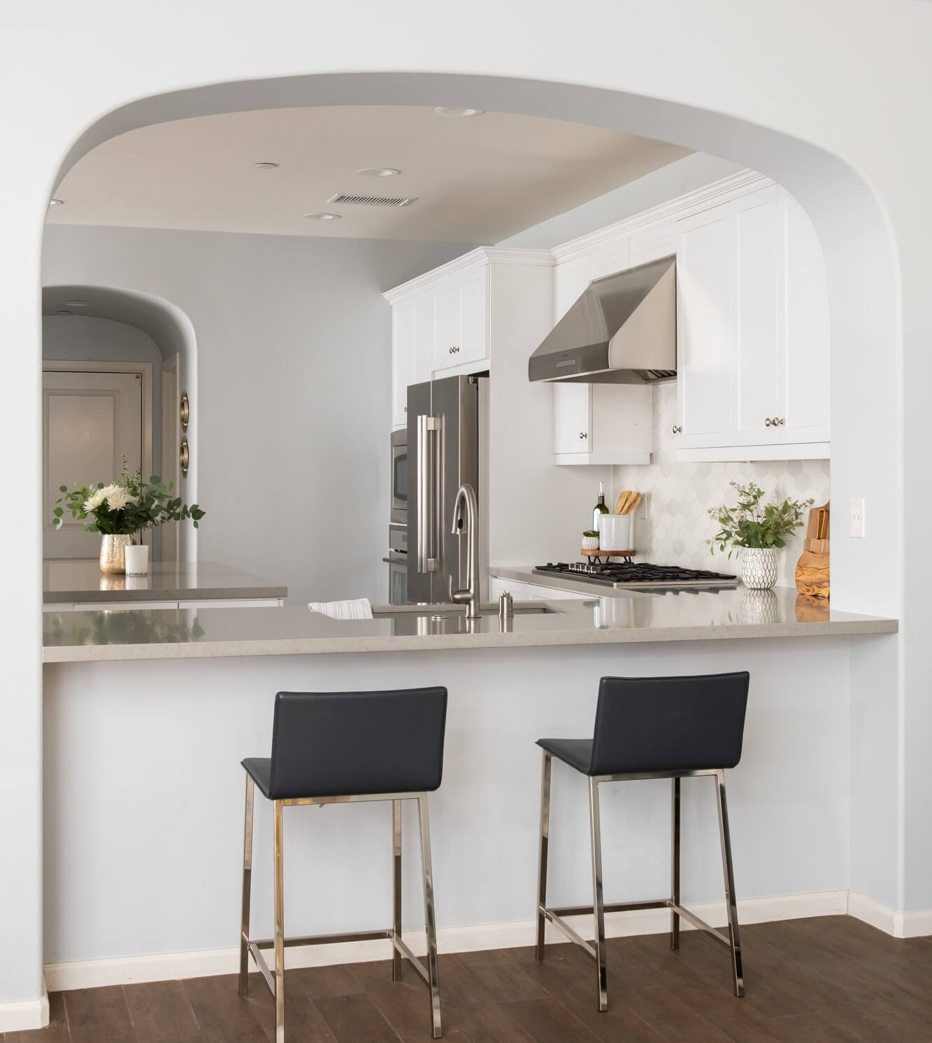 Matching seating area in adjecent living space to kitchen