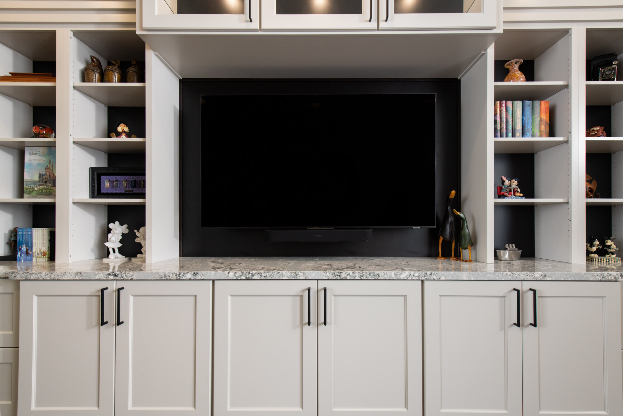 Recessed entertainment area in kids' play den