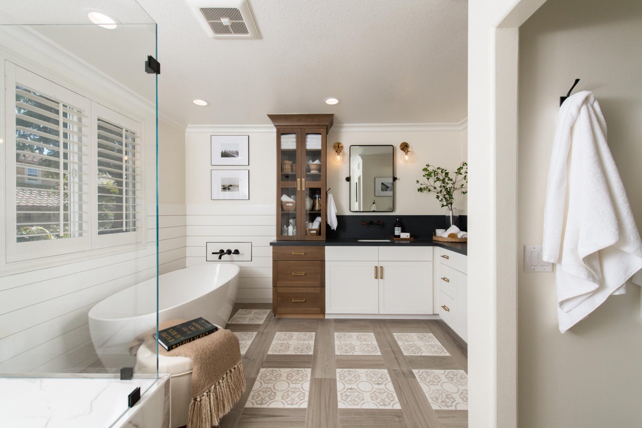 Farmhouse Bathroom Elegance: Sea Pointe's Expert Guide