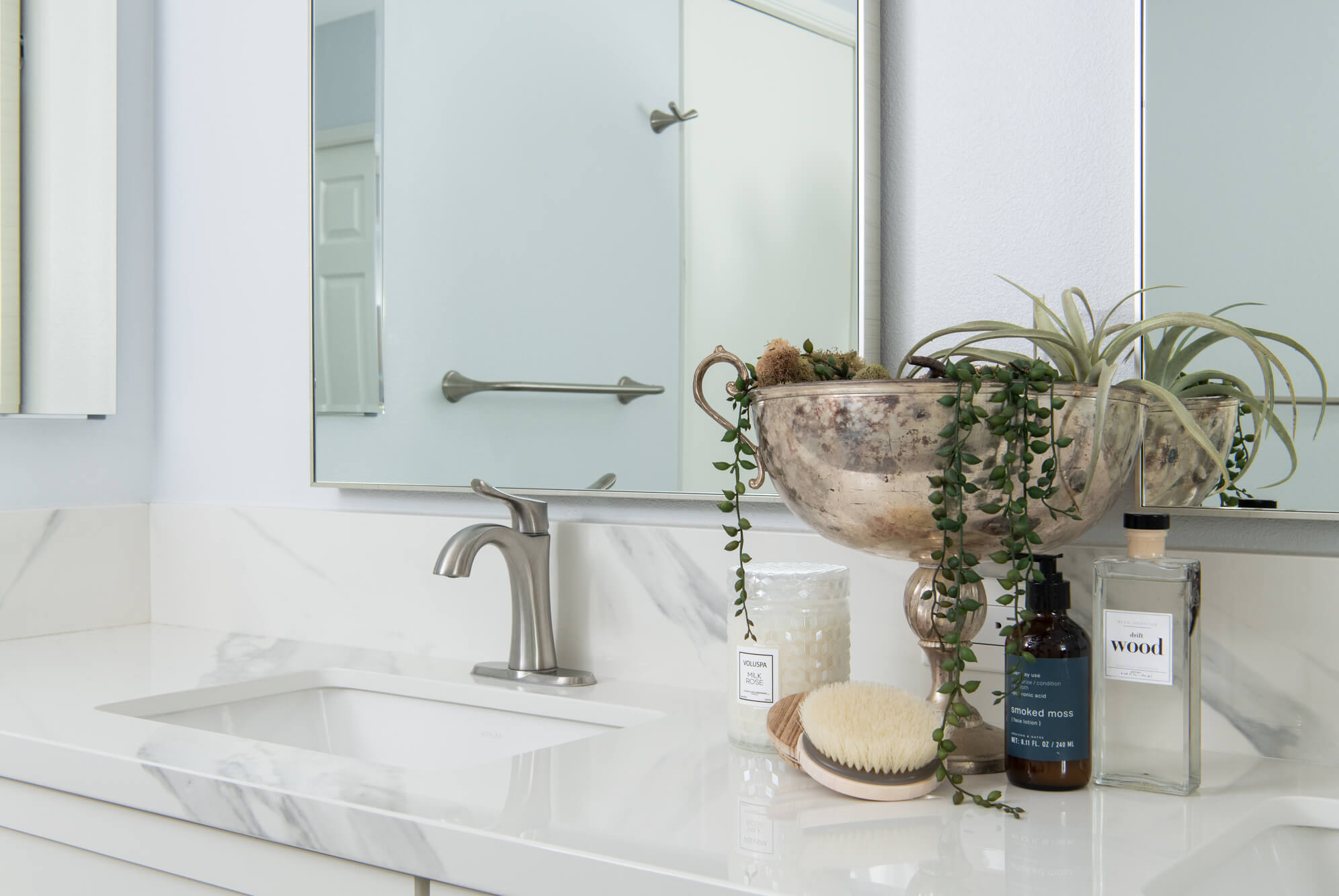 Quartz Countertop with bold vein design