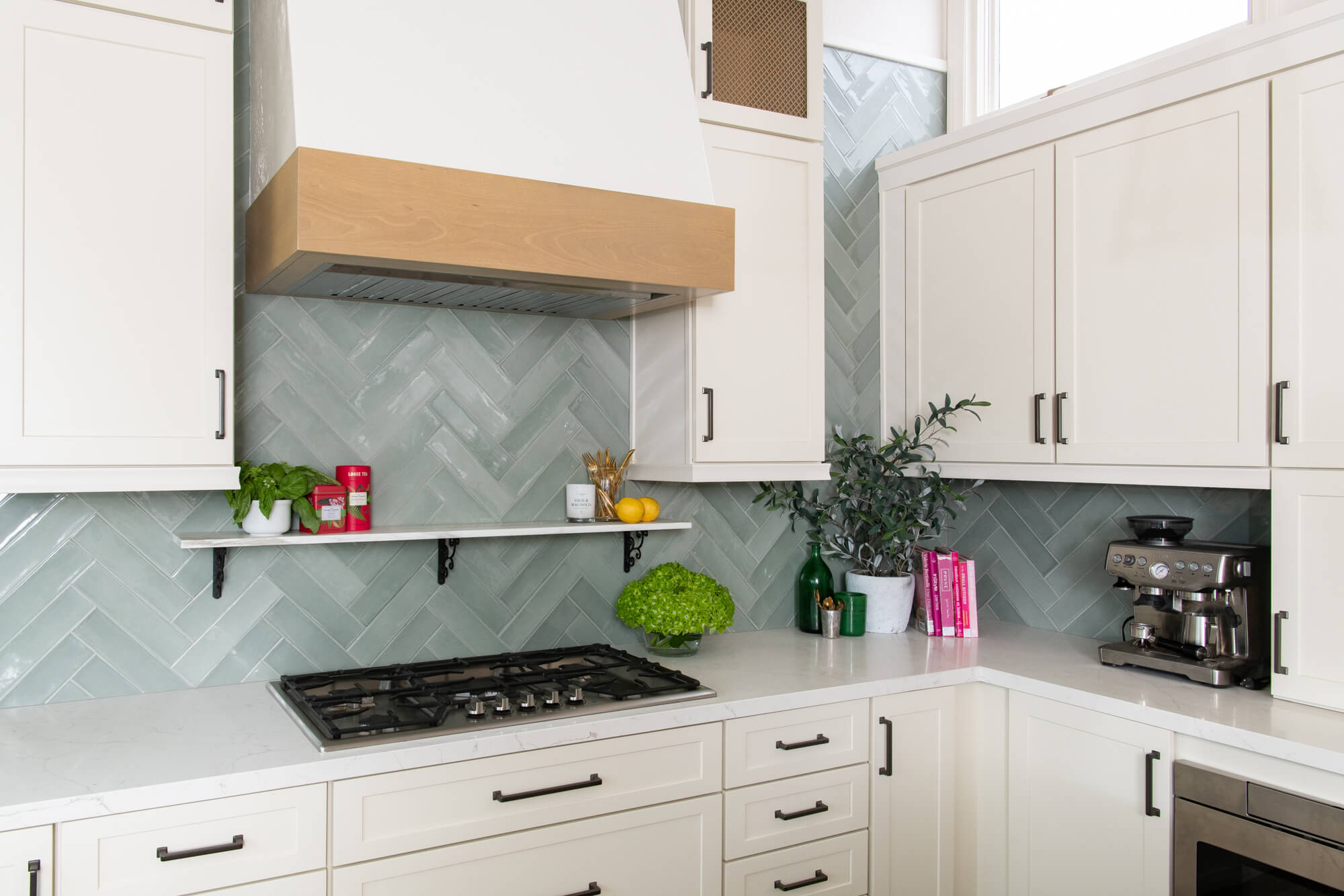 Kitchen-design-with-herringbone-pattern-backsplash