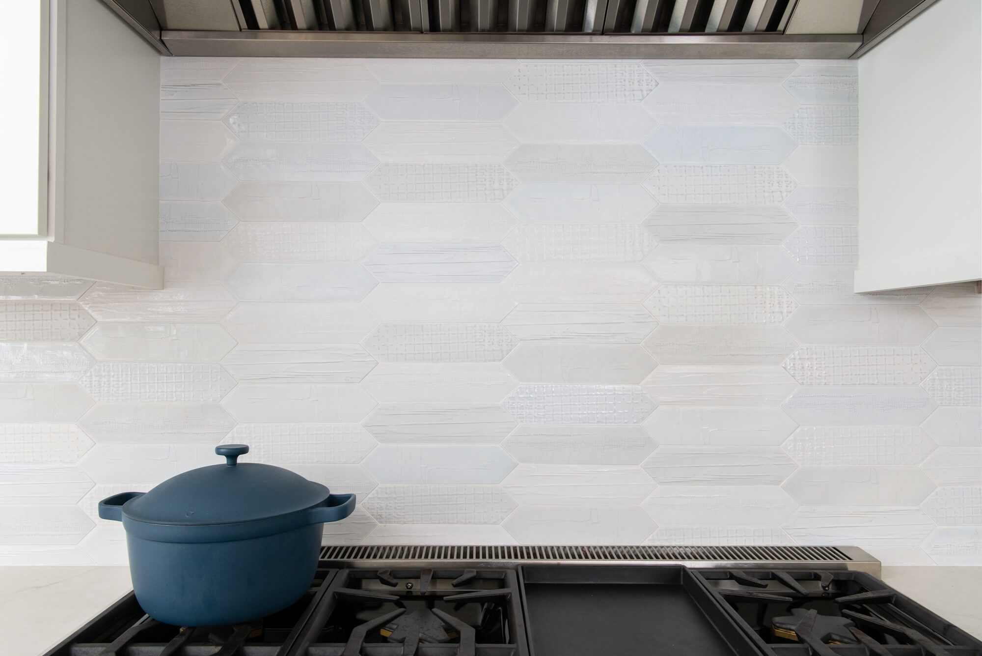 close-up-porcelain-full-length-backsplash