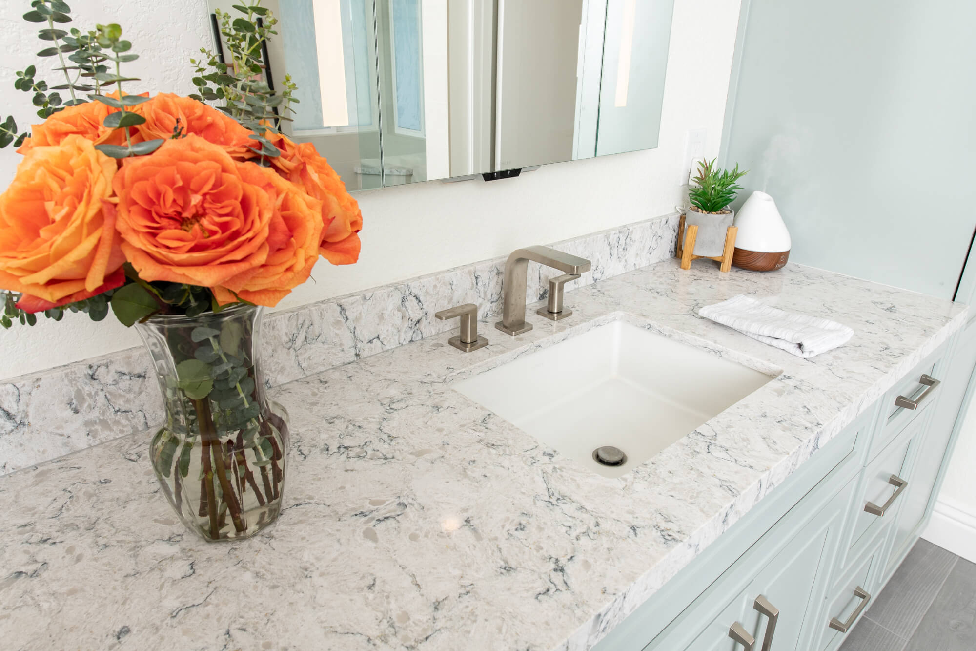 Engineered-quartz-countertop-in-primary-bathroom-coastal-remodel