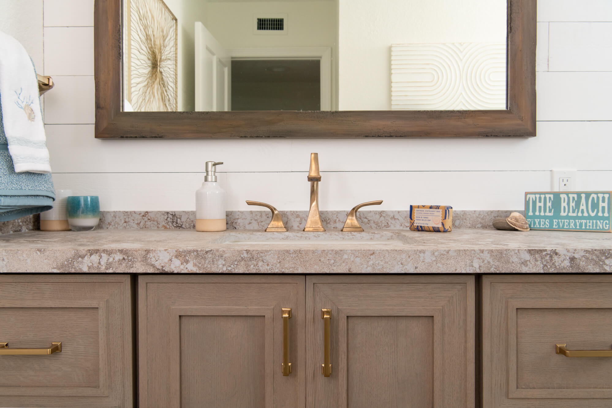 Quartz-countertop-with-coastal-design-in-bathroom-remodel