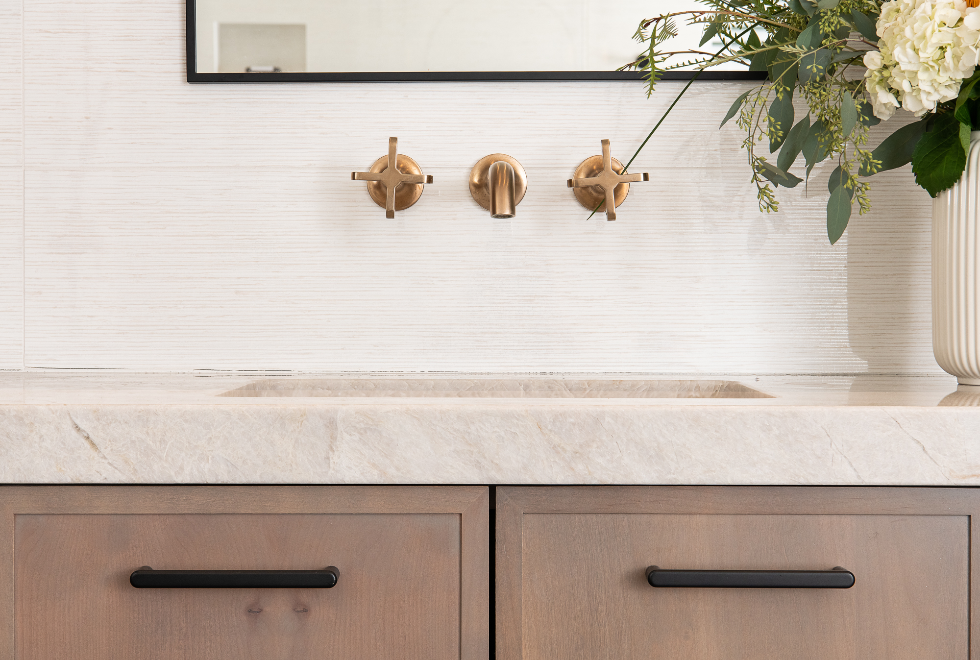 Orange-County-Porcelain-Tile-Backsplash-Quartz-Countertop-Luxe-Gold-Fixtures-Design
