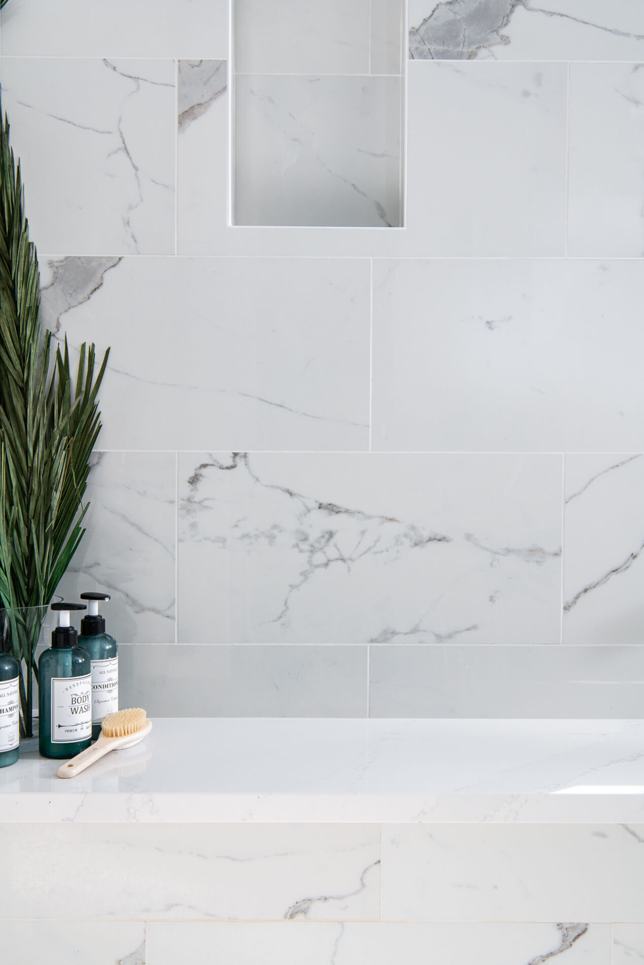 built-in-shampoo-niche-shower-bench-porcelain-luxury-polished-calcutta-tile