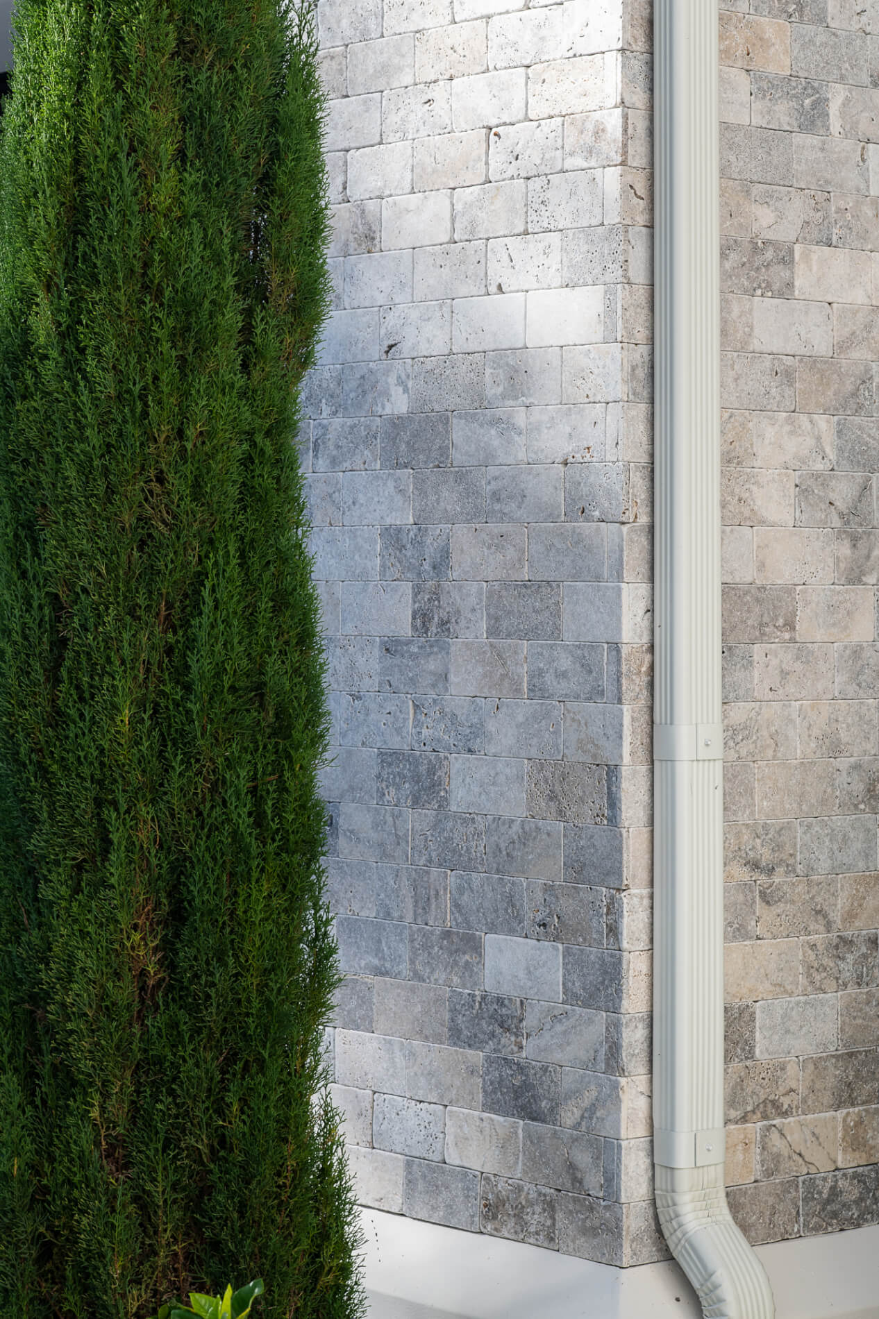 chiseled-stone-caps-travertine-brick-pattern-gutters