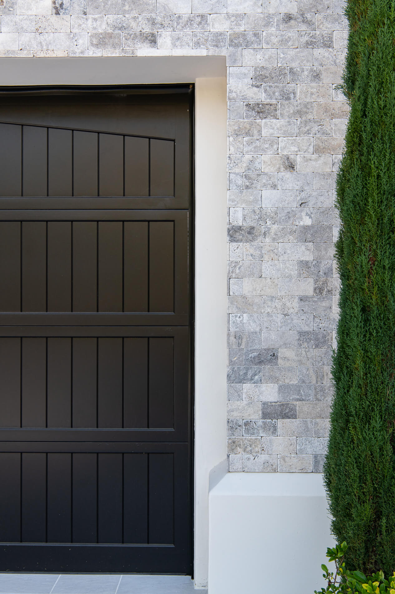 driveway-chiseled-stone-caps-garage-door