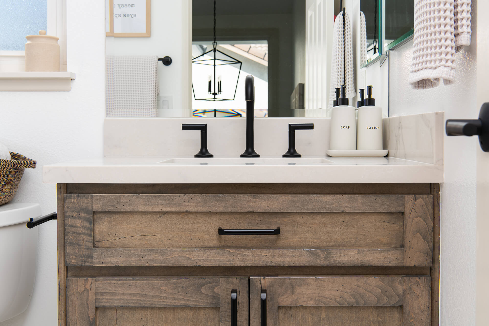 undermounted-sink-deck-mounted-faucet-bathroom-vanity