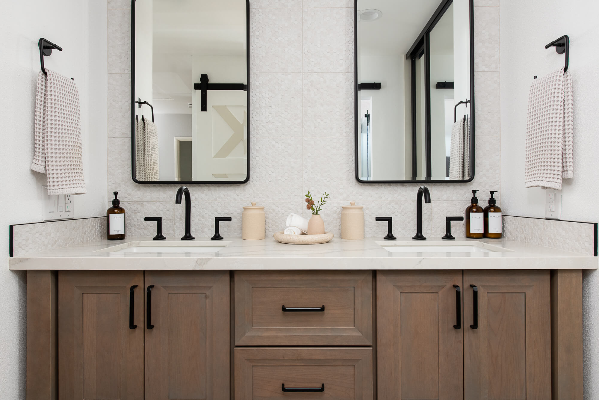 vadara-quartz-stone-countertop-polished-finish-cabinet-hardware