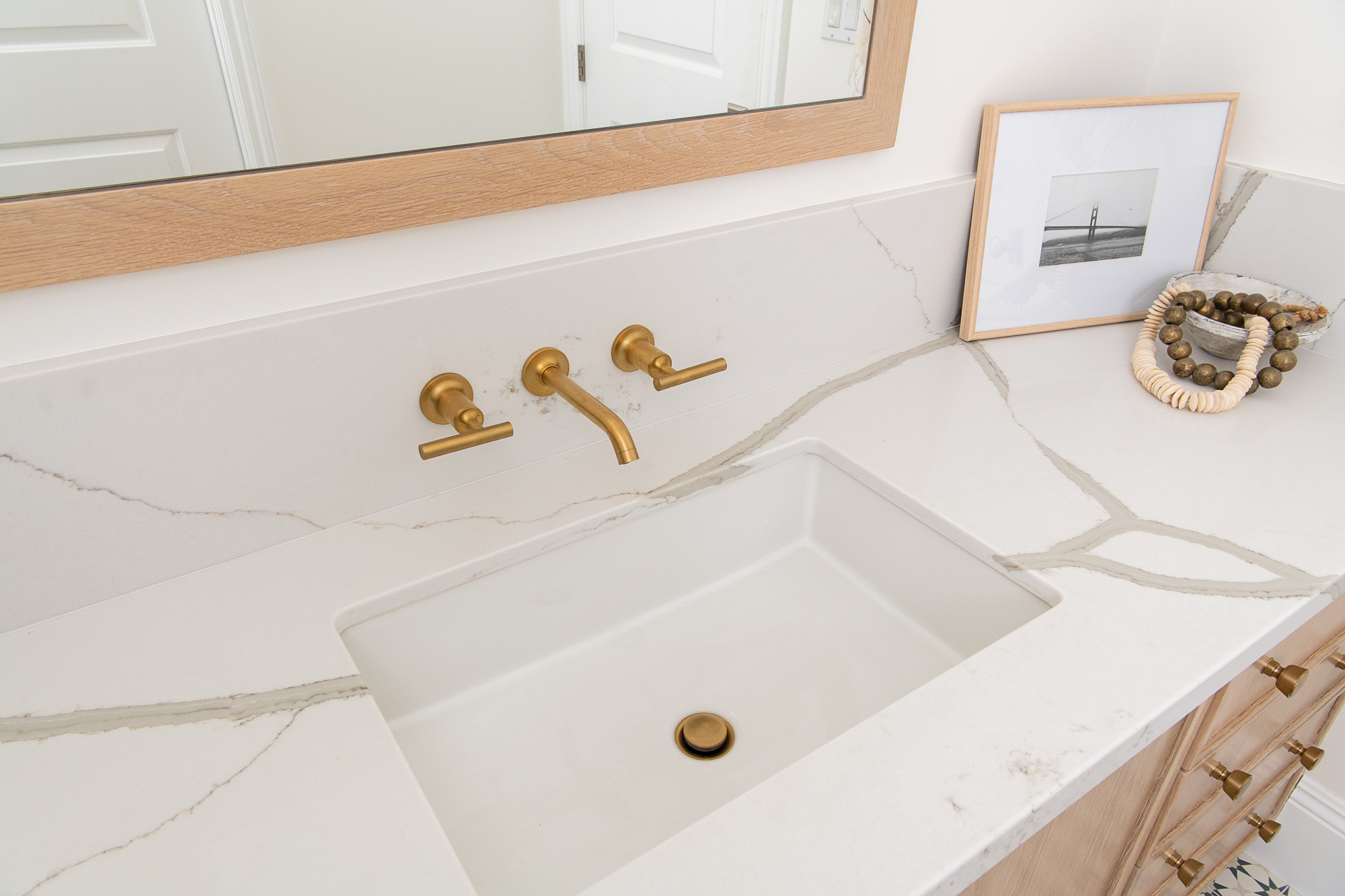 wall-faucet-lever-handle-and-spout-brushed-moderne-brass