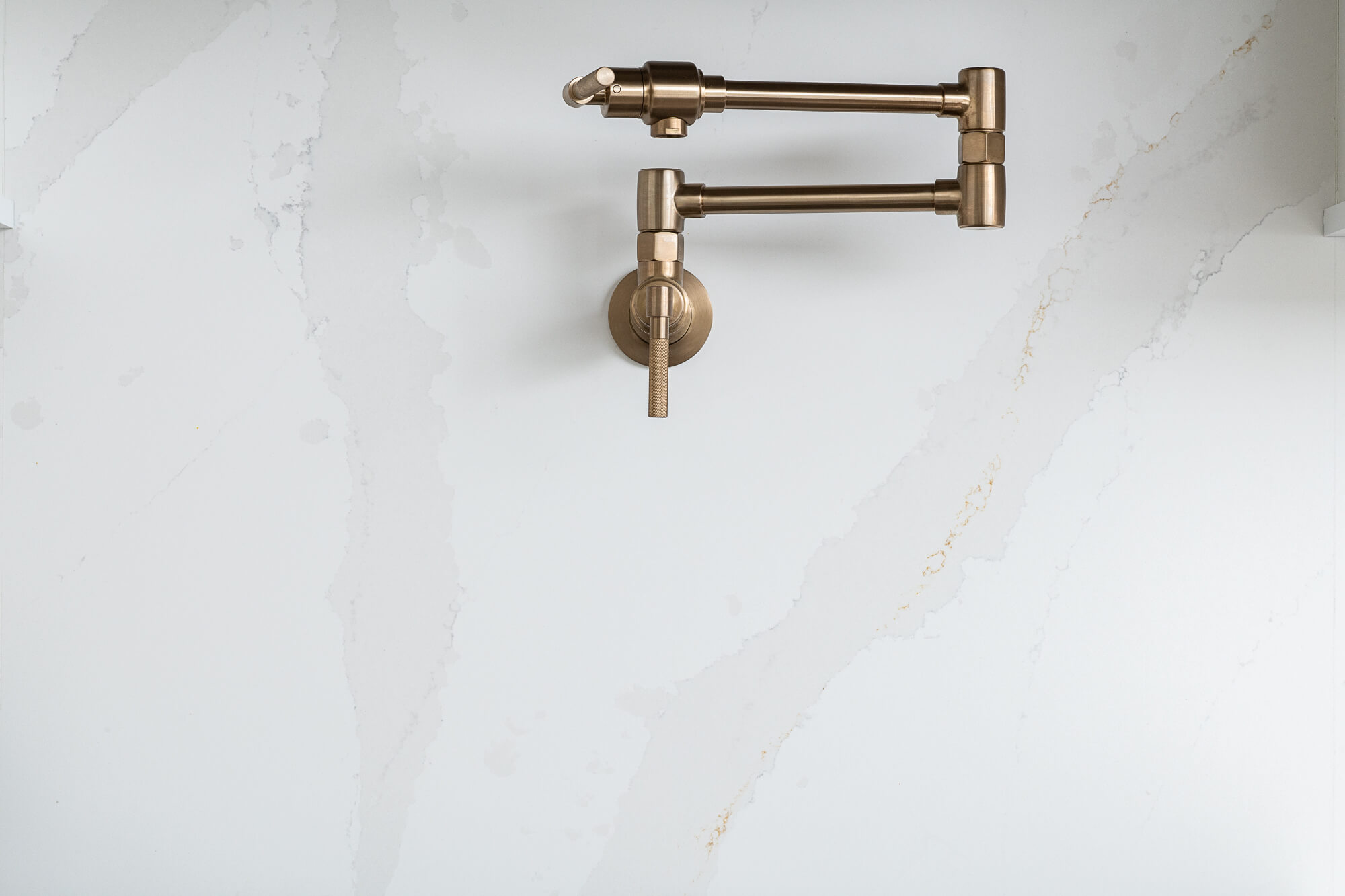 pot-filler-luxe-gold-quartz-backsplash