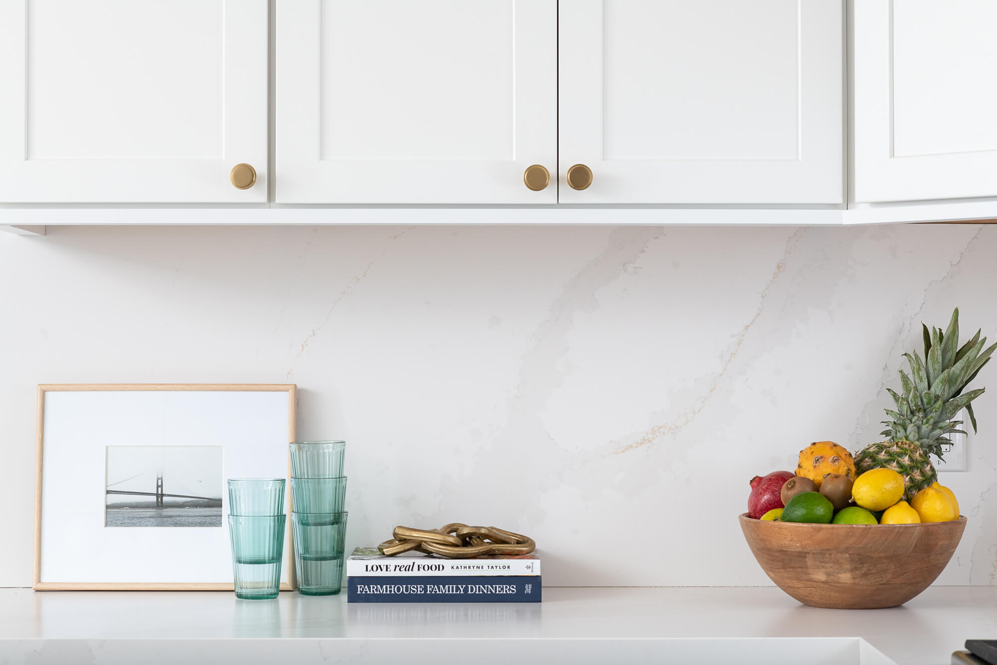 quartz-stone-backsplash-white-shaker-cabinets