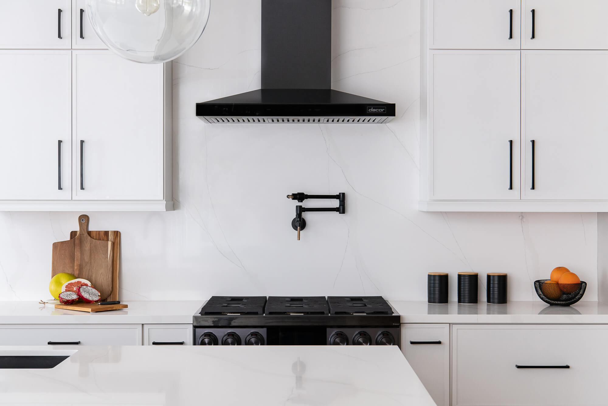 polished-quartz-countertops-and-backsplash-in-calacatta-plata