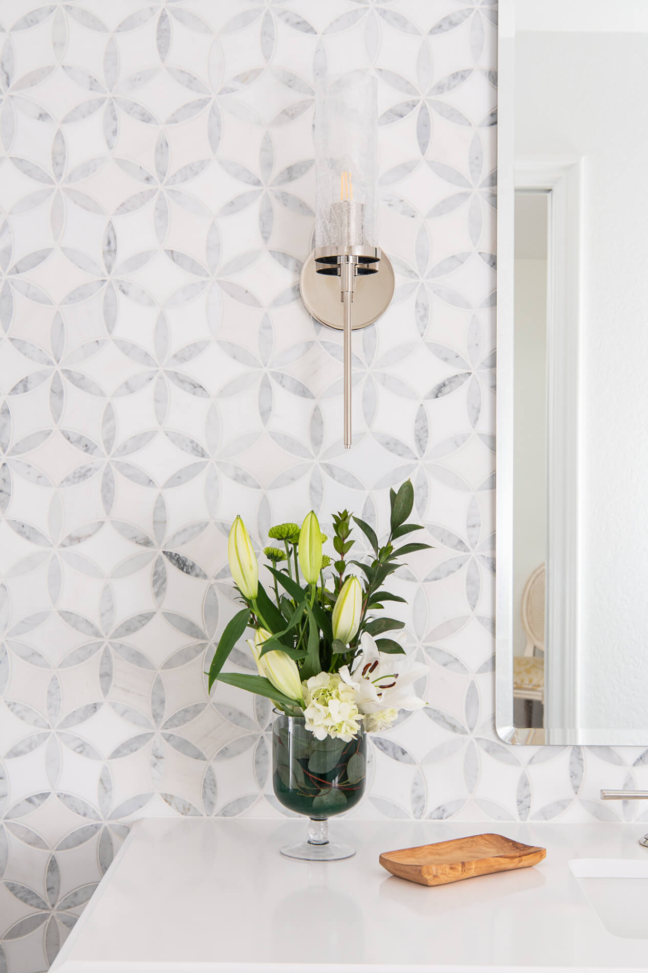 white-quartz-countertop-with-flower-patterned-mosaic-marble-tile-accent-wall