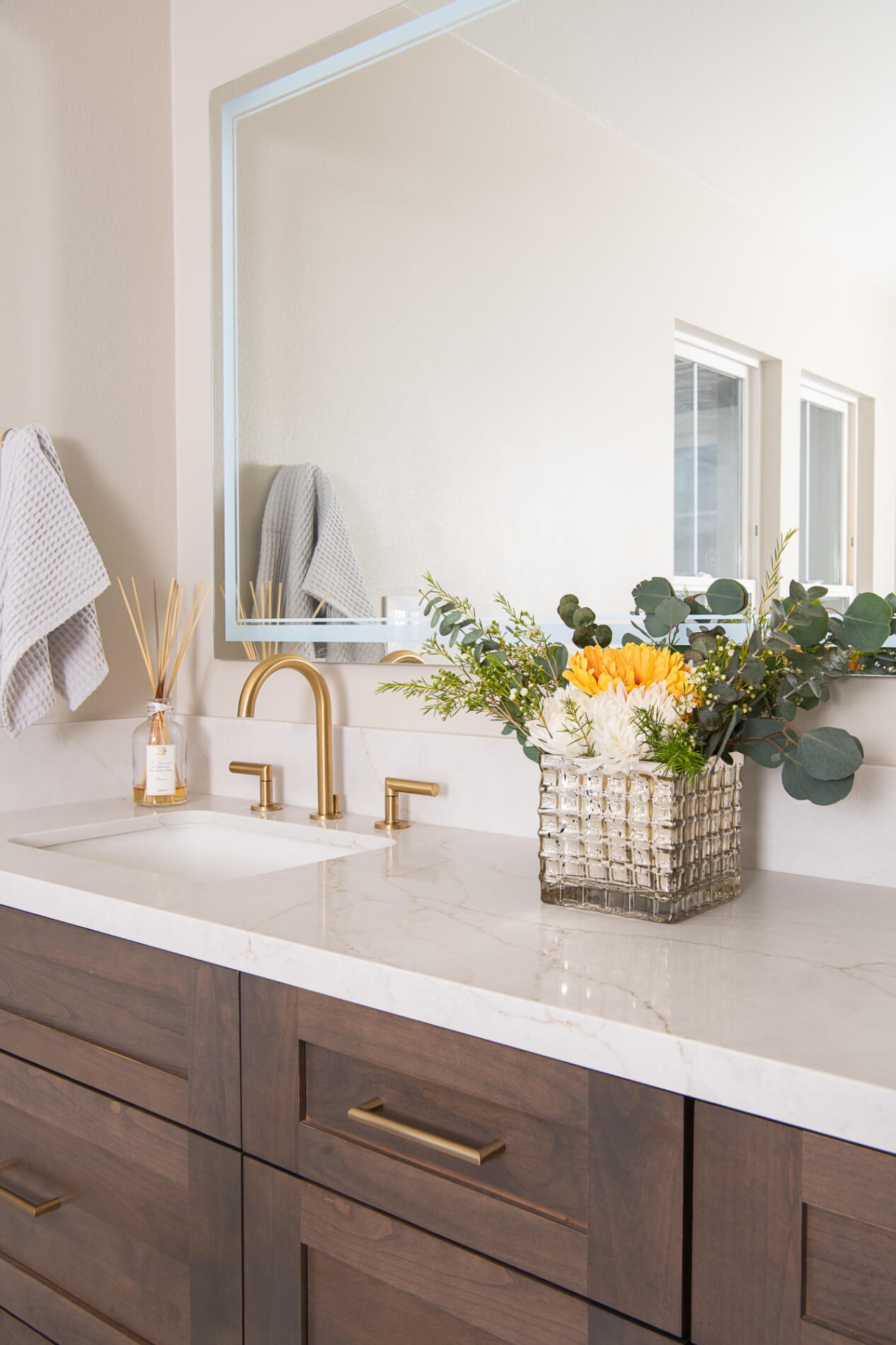 2cm-polished-quartz-slab-sereno-gold-with-5-inch-backsplash