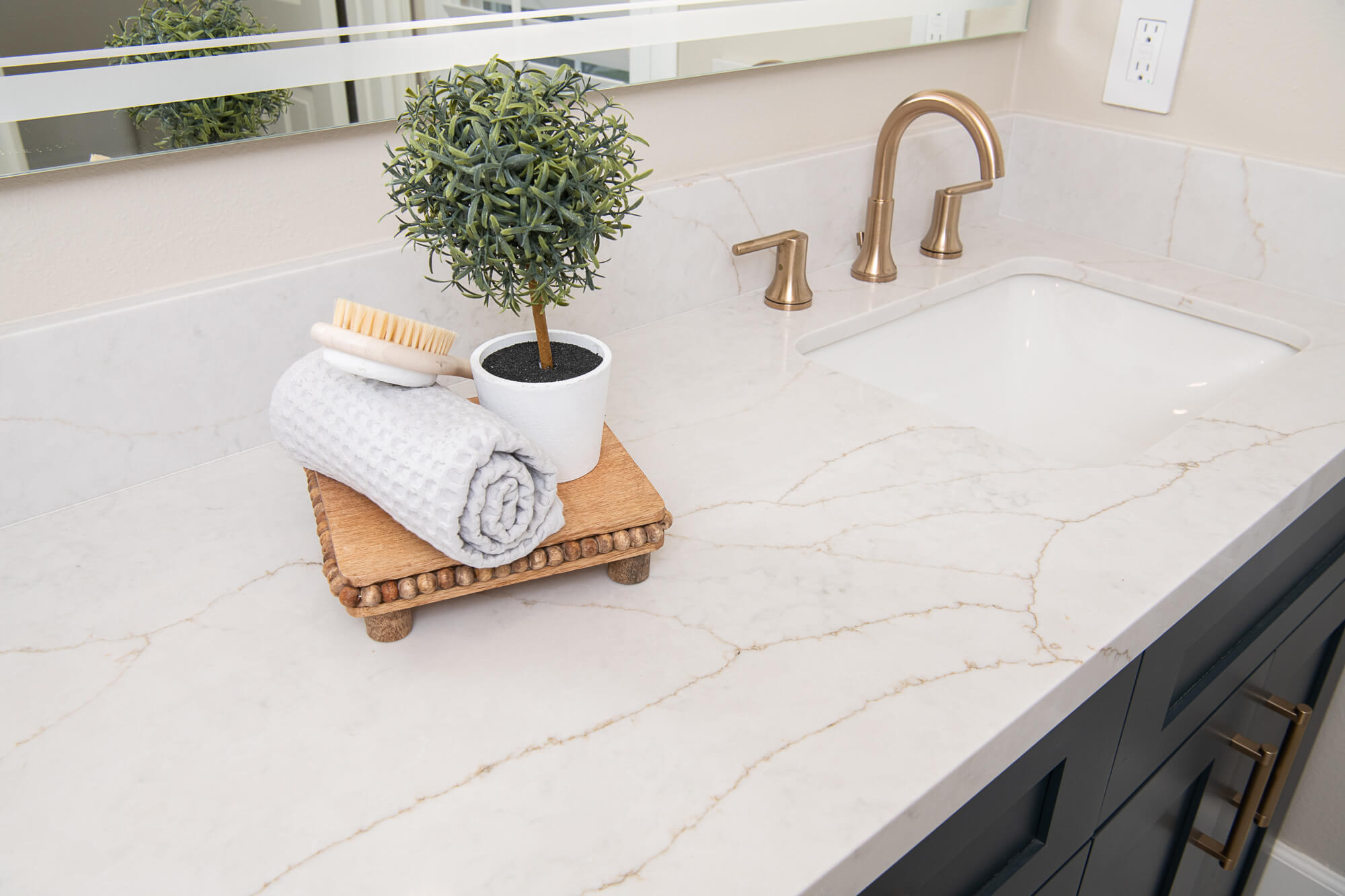 undermount-sink-deck-mounted-faucet-satin-gold