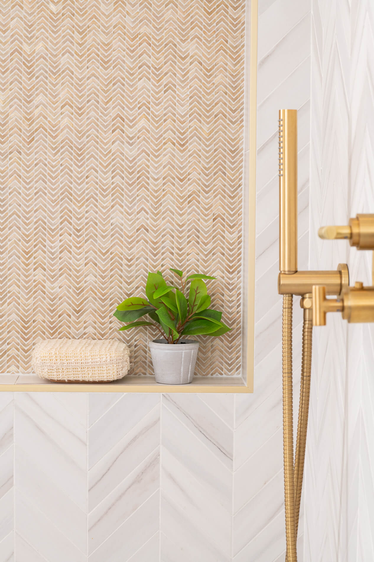 shower-niche-gravity-aluminum-arrow-with-satin-gold-schluter-trim