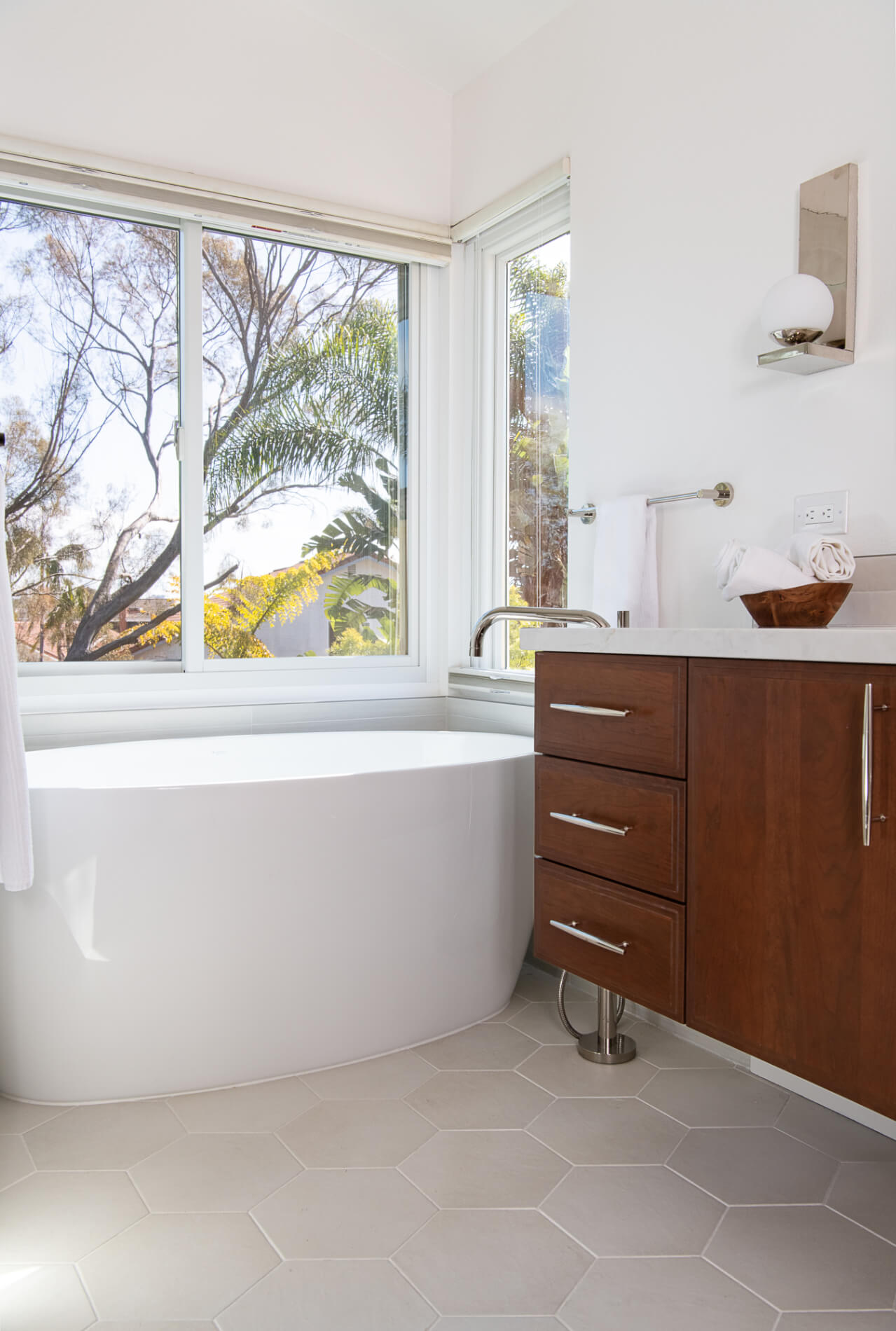 fleurco-voce-petite-white-freestanding-tub-with-white-drain-trim