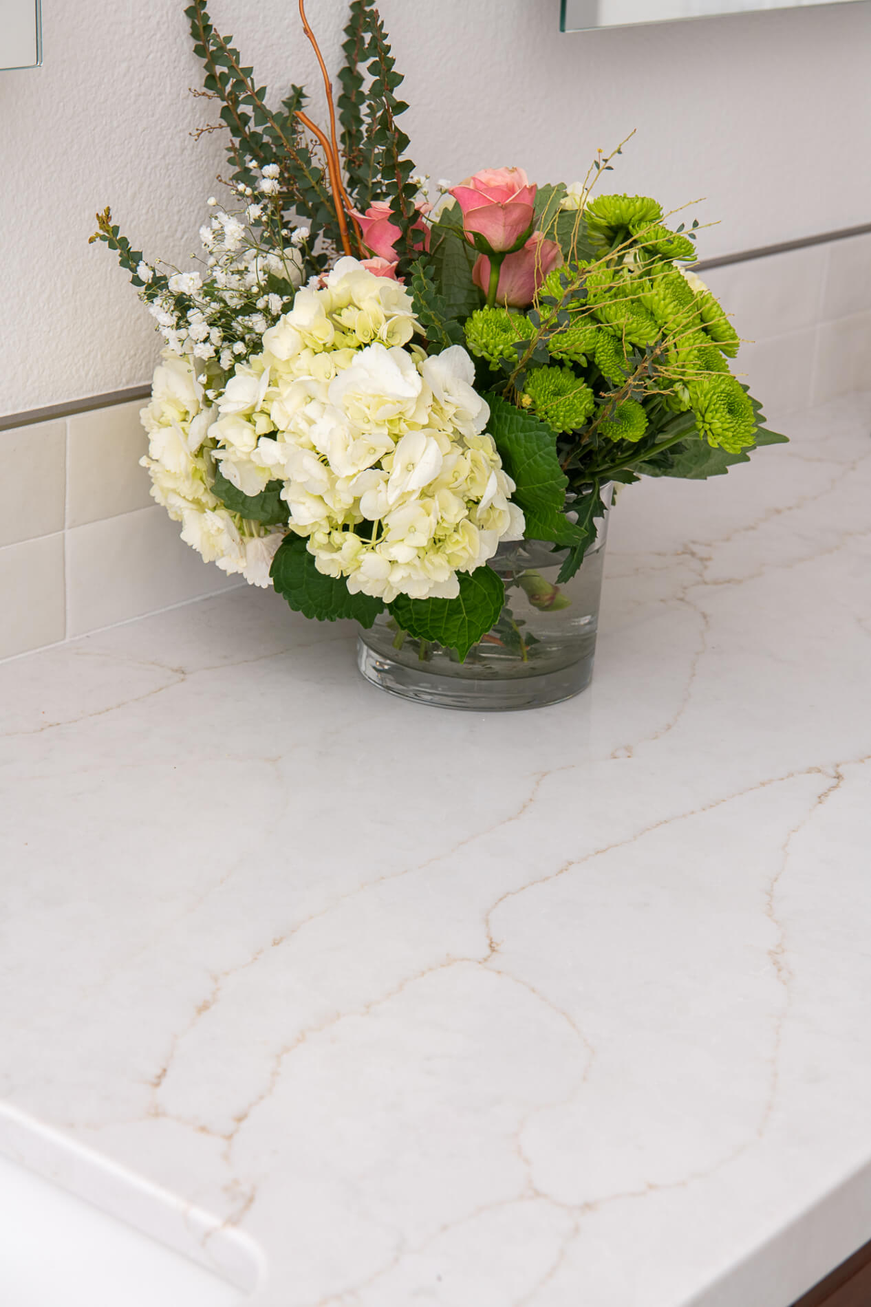 polished-quartz-sereno-gold-countertop-with-mitered-edge