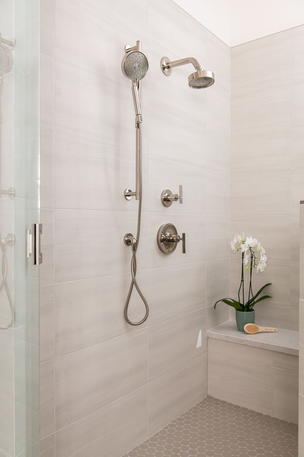 raised-showerhead-with-sliding-shower-bar-with-wand-and-hose