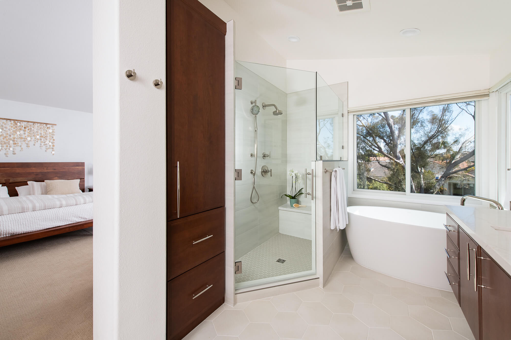 shower-wall-tile-matte-white-sand-horizontally-stacked-porcelain-tiles