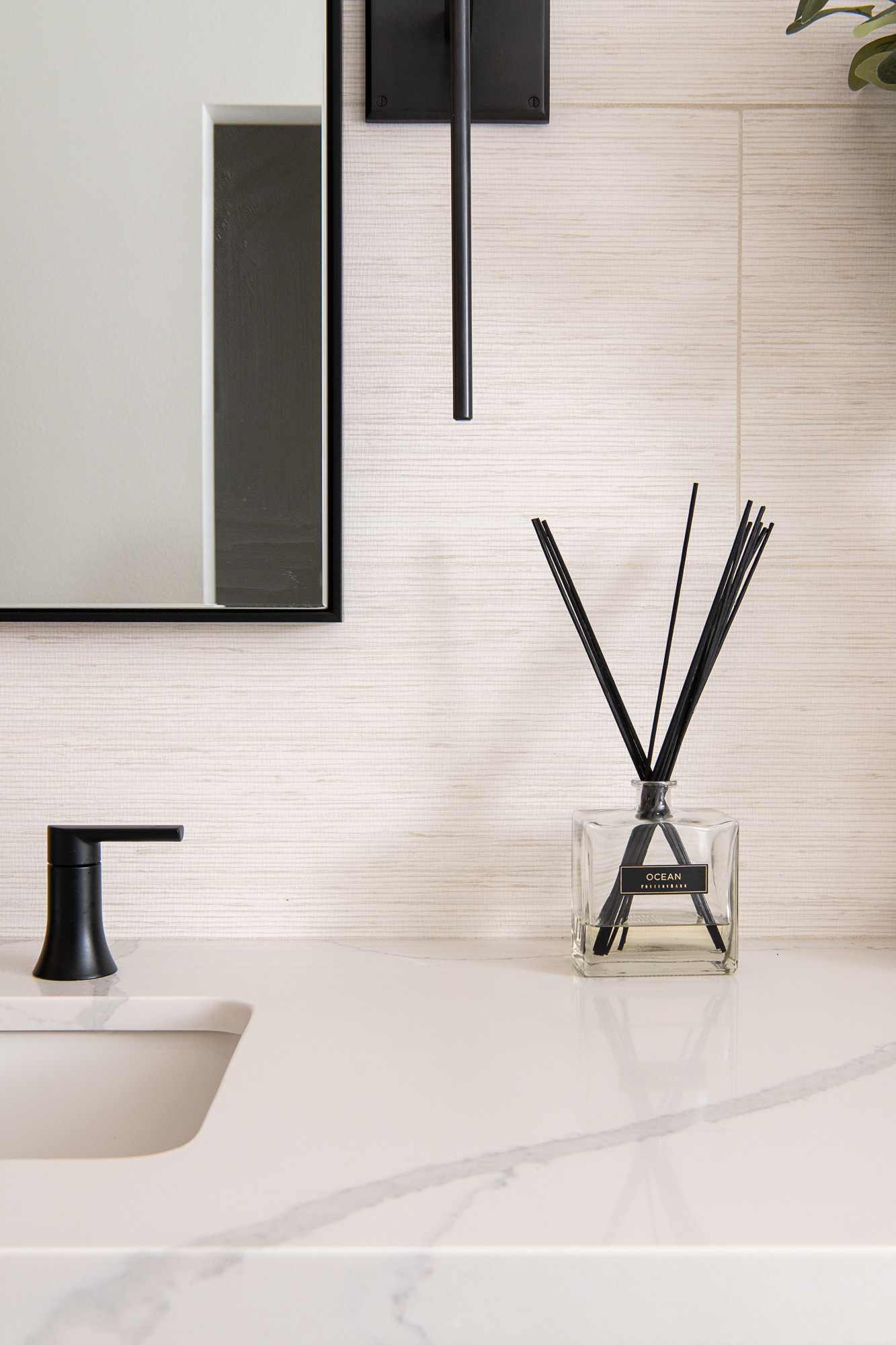 Porcelanosa-porcelain-Yakarta-tile-accent-wall-in-blanco