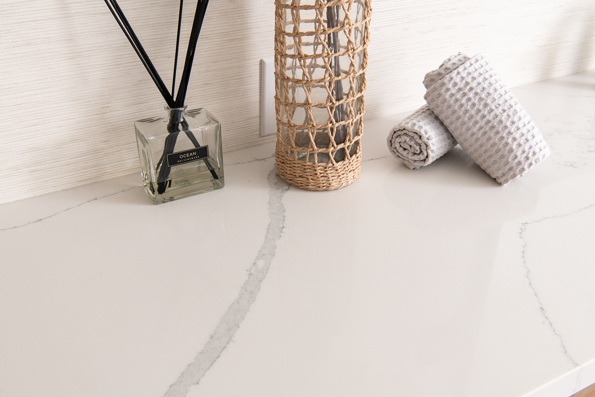 Vadara-2cm-polished-quartz-stone-countertop-in-Statuario-Venato