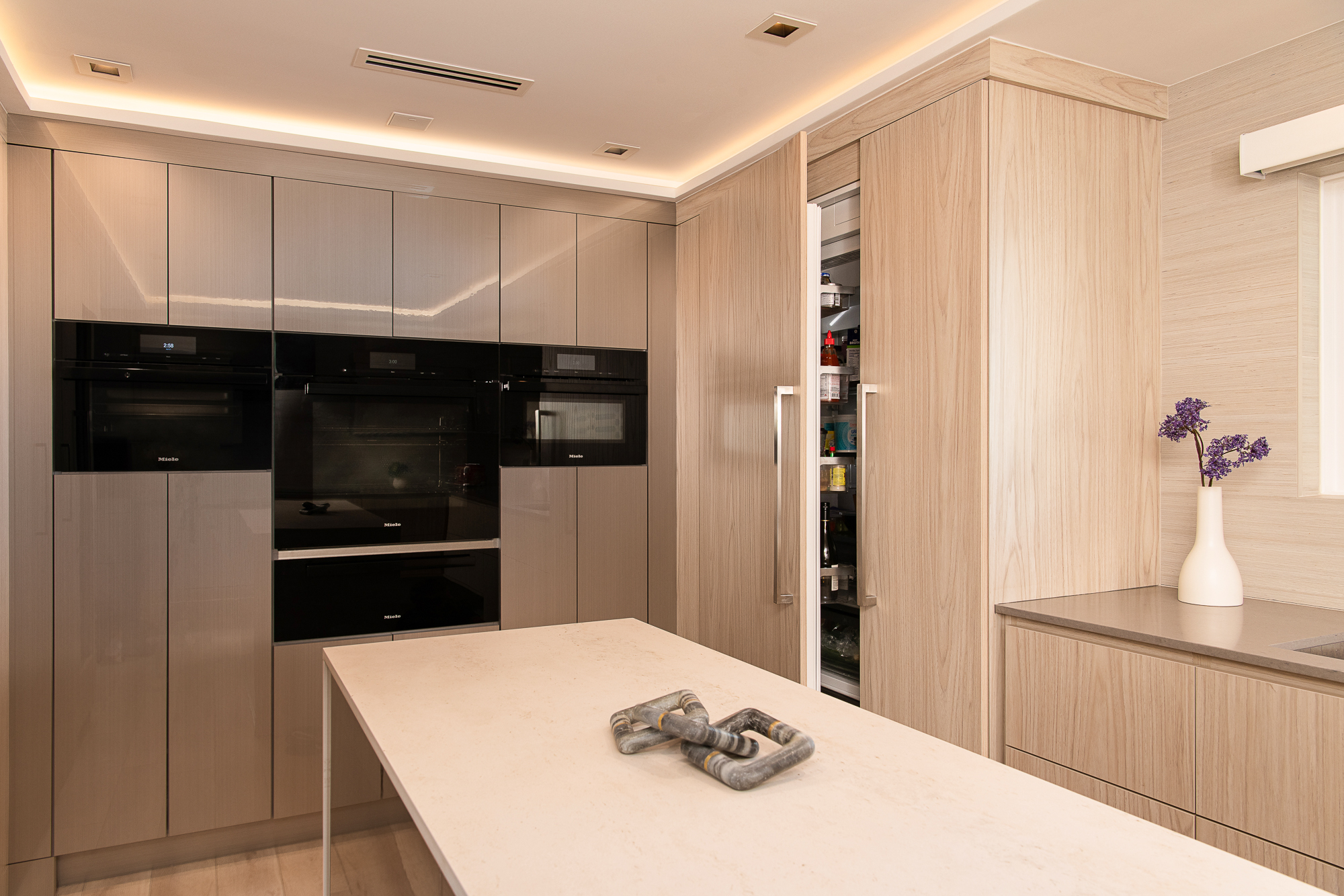 11-island-quartz-countertop-with-waterfall-edge-by-dekton-in gloss-danae