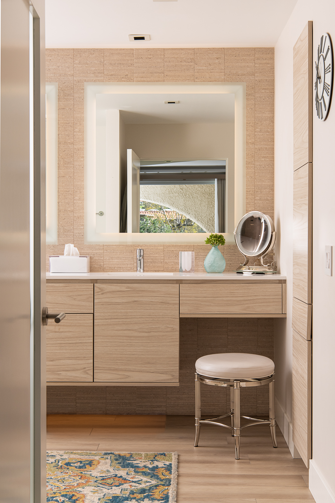 25-accent-wall-porcelain-tile-series-Stripe-Berna-color-Caliza-satin-nickel-schluter-trim