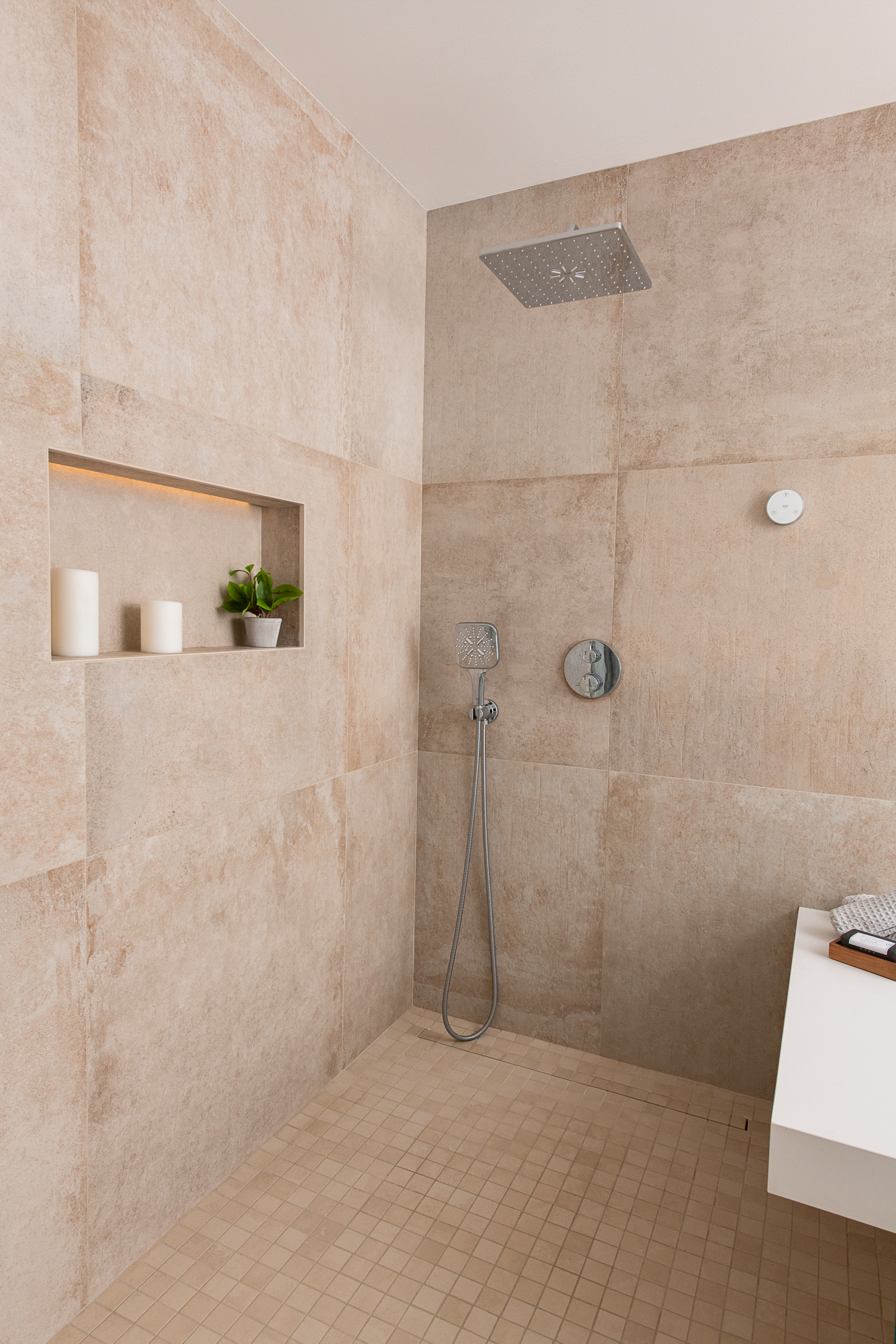 31-shower-bench-and-niche-with-linear-drain-smartconnect-rainshower-head-with-handshower-and-remote-in-chrome