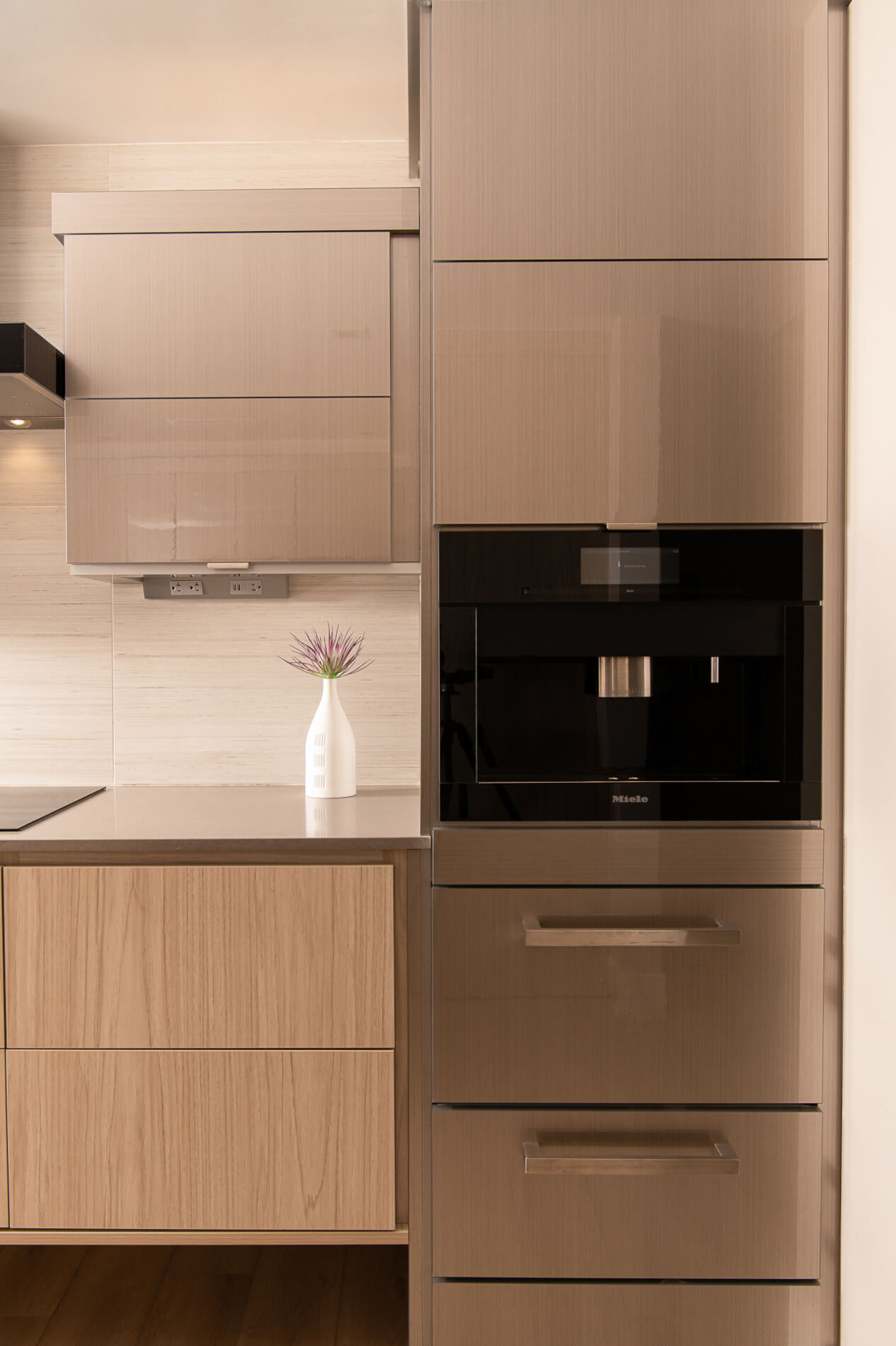 porcelain-tile-backsplash-from-arizaona-tile-Shibusa-series-in-bianco