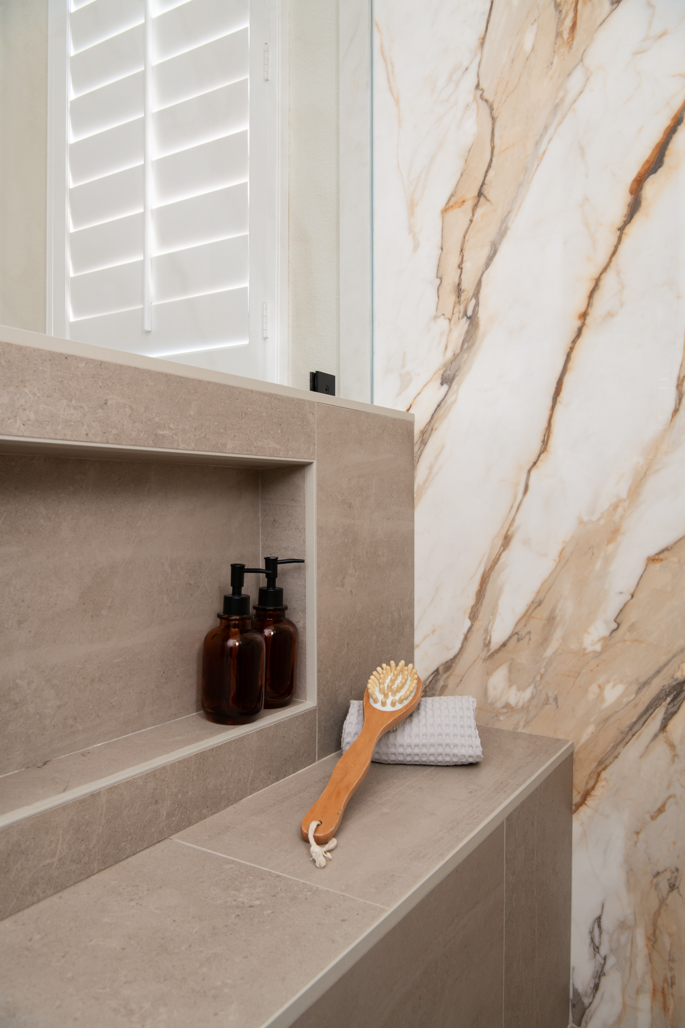 shampoo-niche-bench-linear-drain-in-Emser-porcelain-tiles-color-morningside