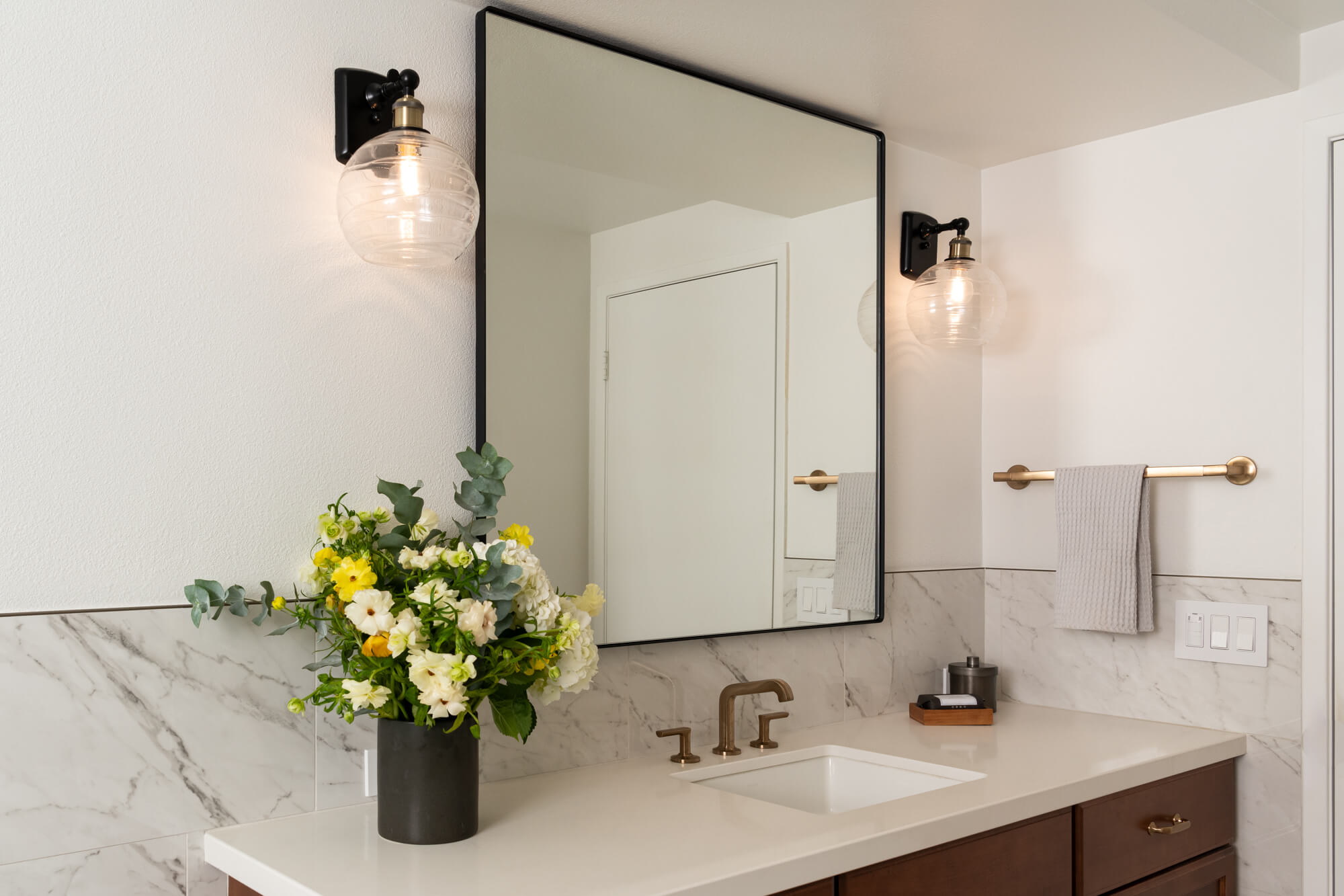 polished-Ceasarstone-quartz-stone-countertop-color-blizzard-undermount-sink-luxe-gold-widespread-faucet