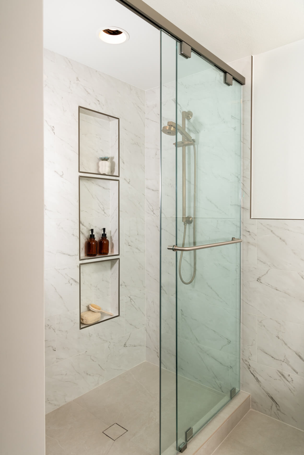 backsplash-and-shower-wall-Emser-porcelain-series-vara-color-Groven-Polished-pan-Emser-porcelain-ivory-matte