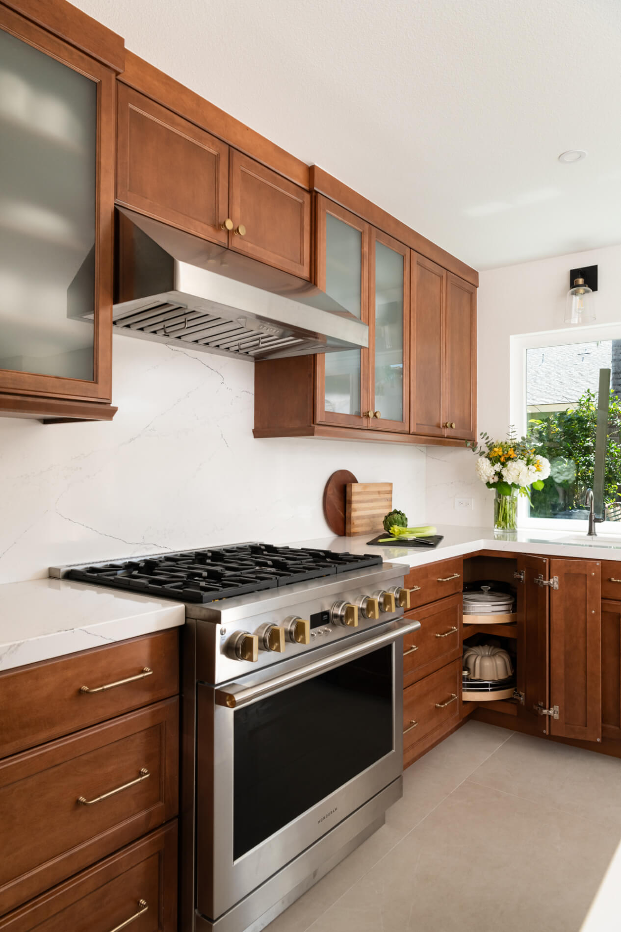 hidden-lazy-susan-in-corner-cabinets