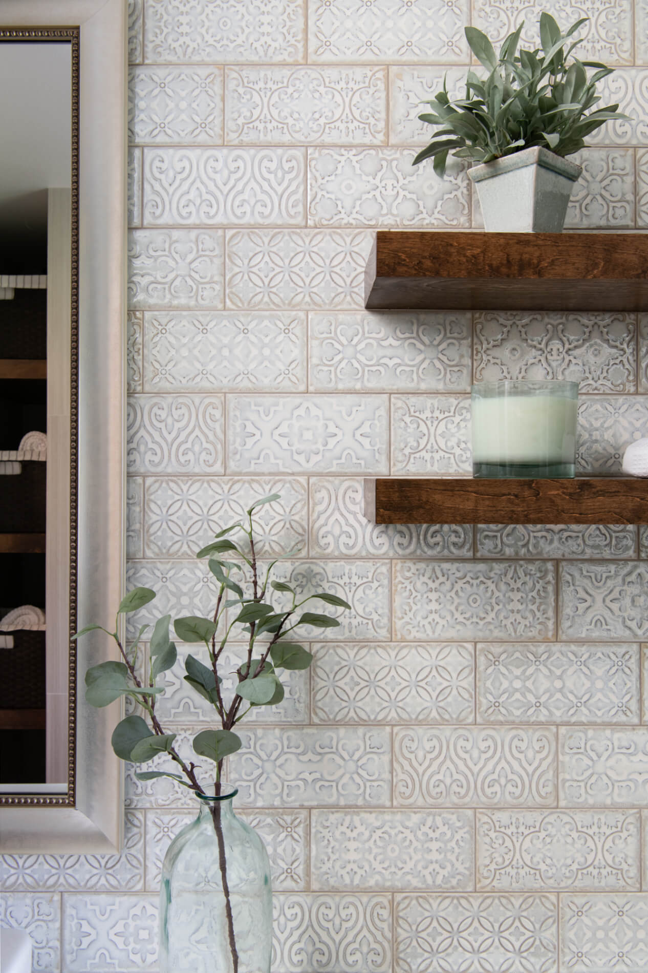 accent-wall-in-porcelain-patina-polished-tiles-staggered-with-mixed-pattern