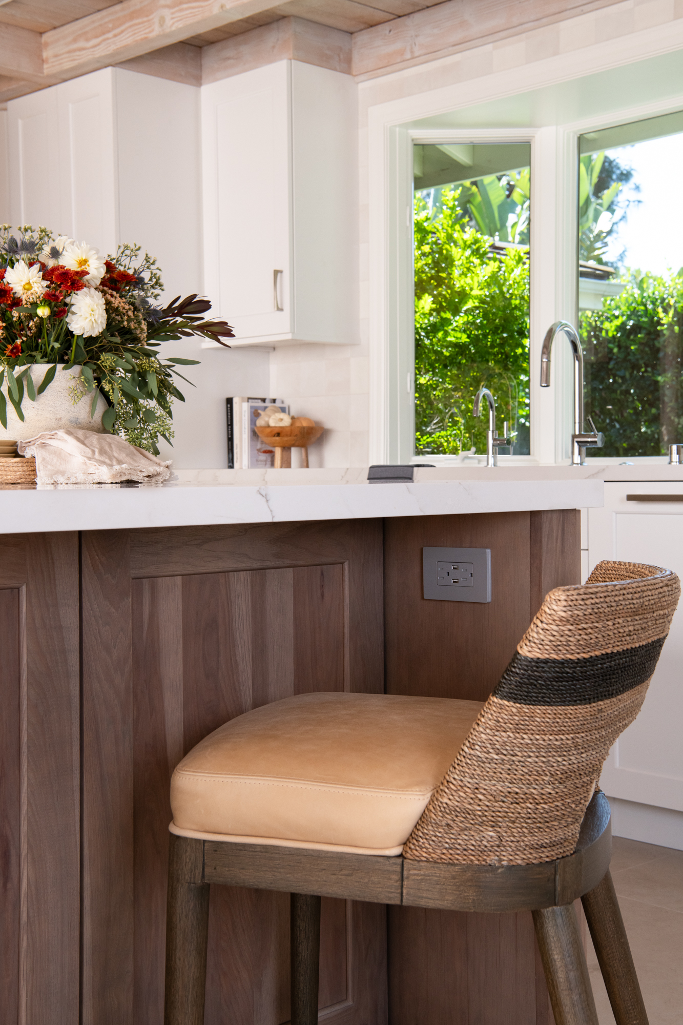 hidden-oulets-in-kitchen-island