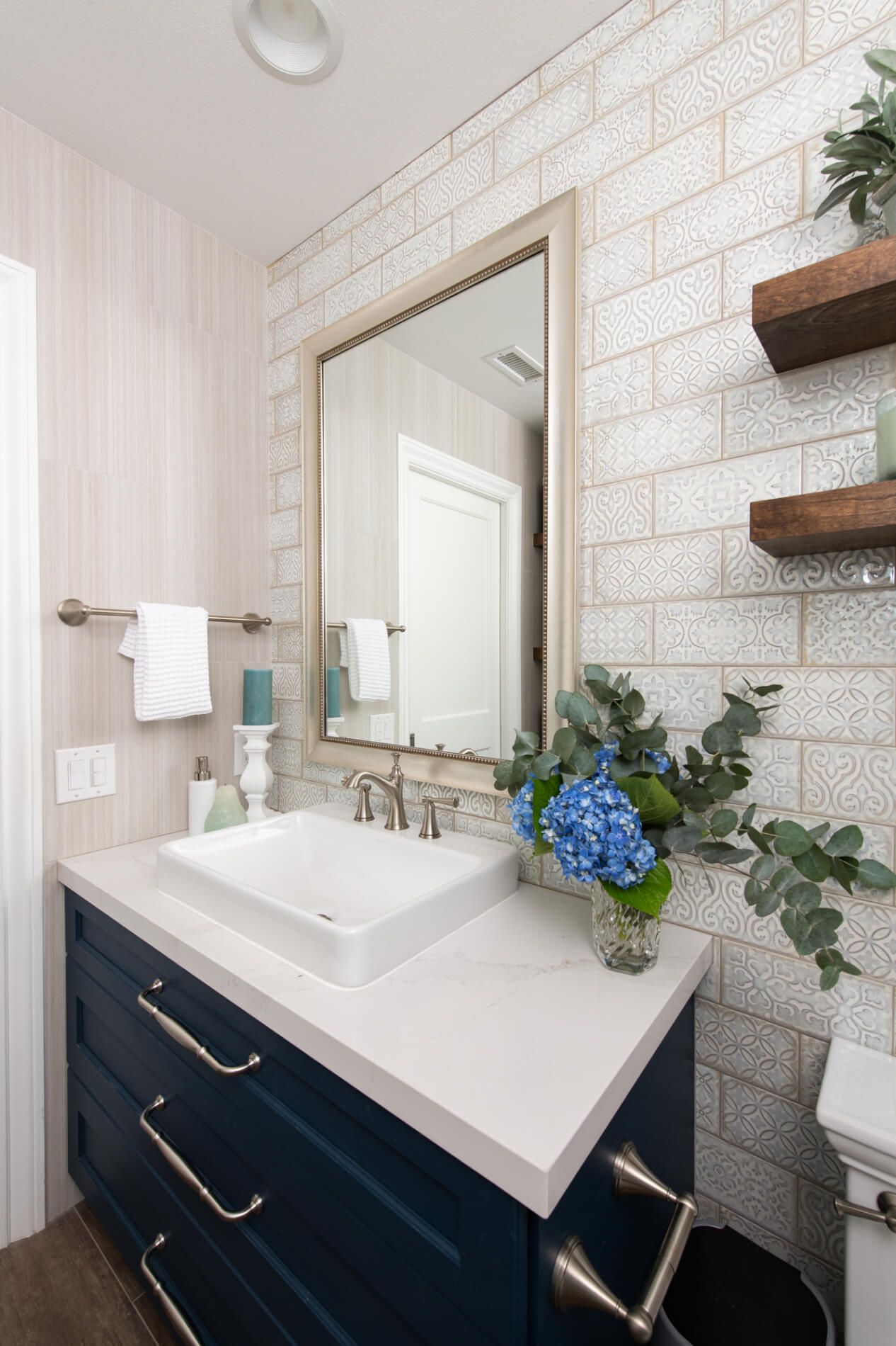 floating-shelves-eternal-calacatta-gold-quartz-countertop-satin-nickel-hardware