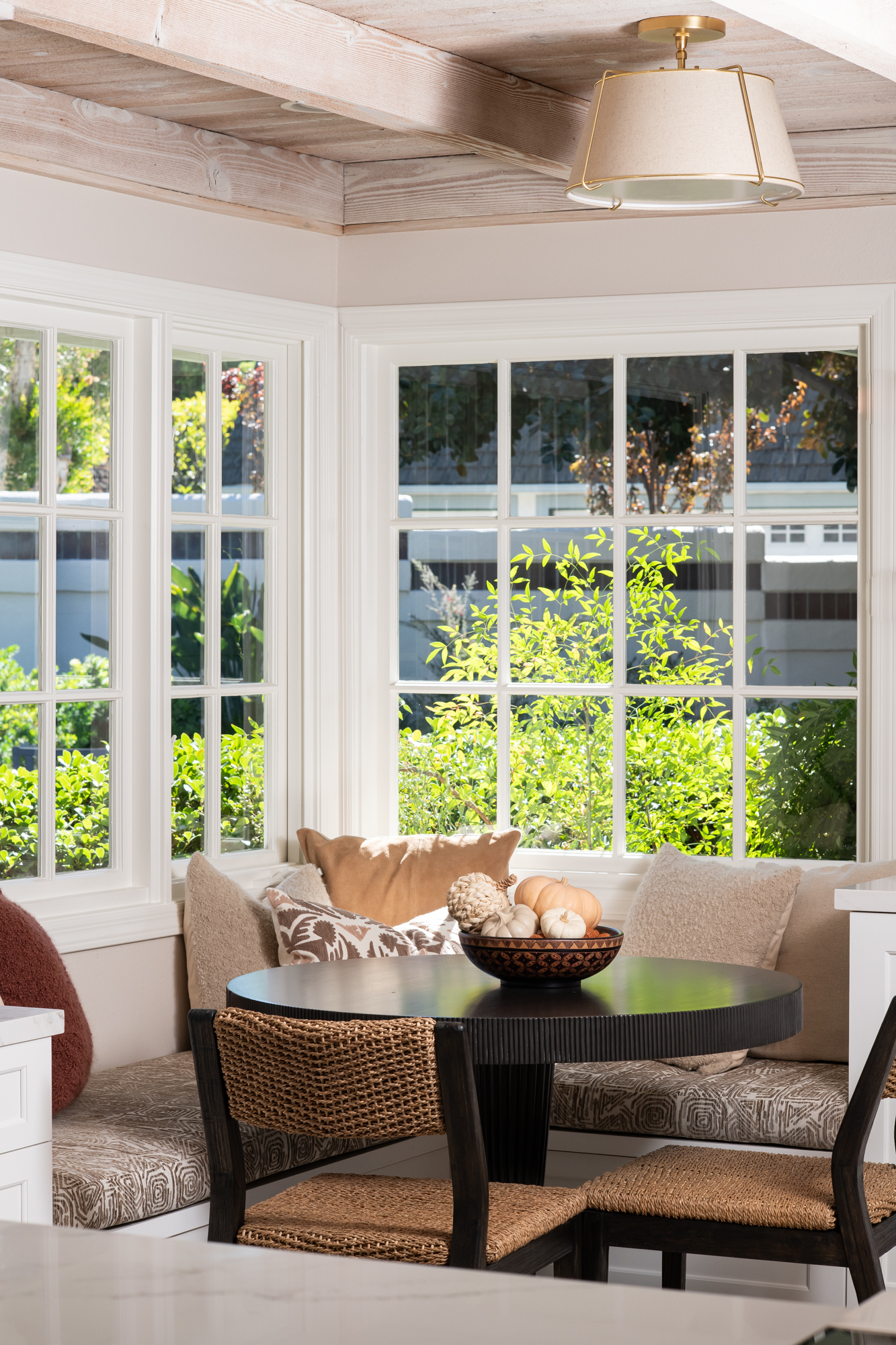 built-in-breakfast-nook