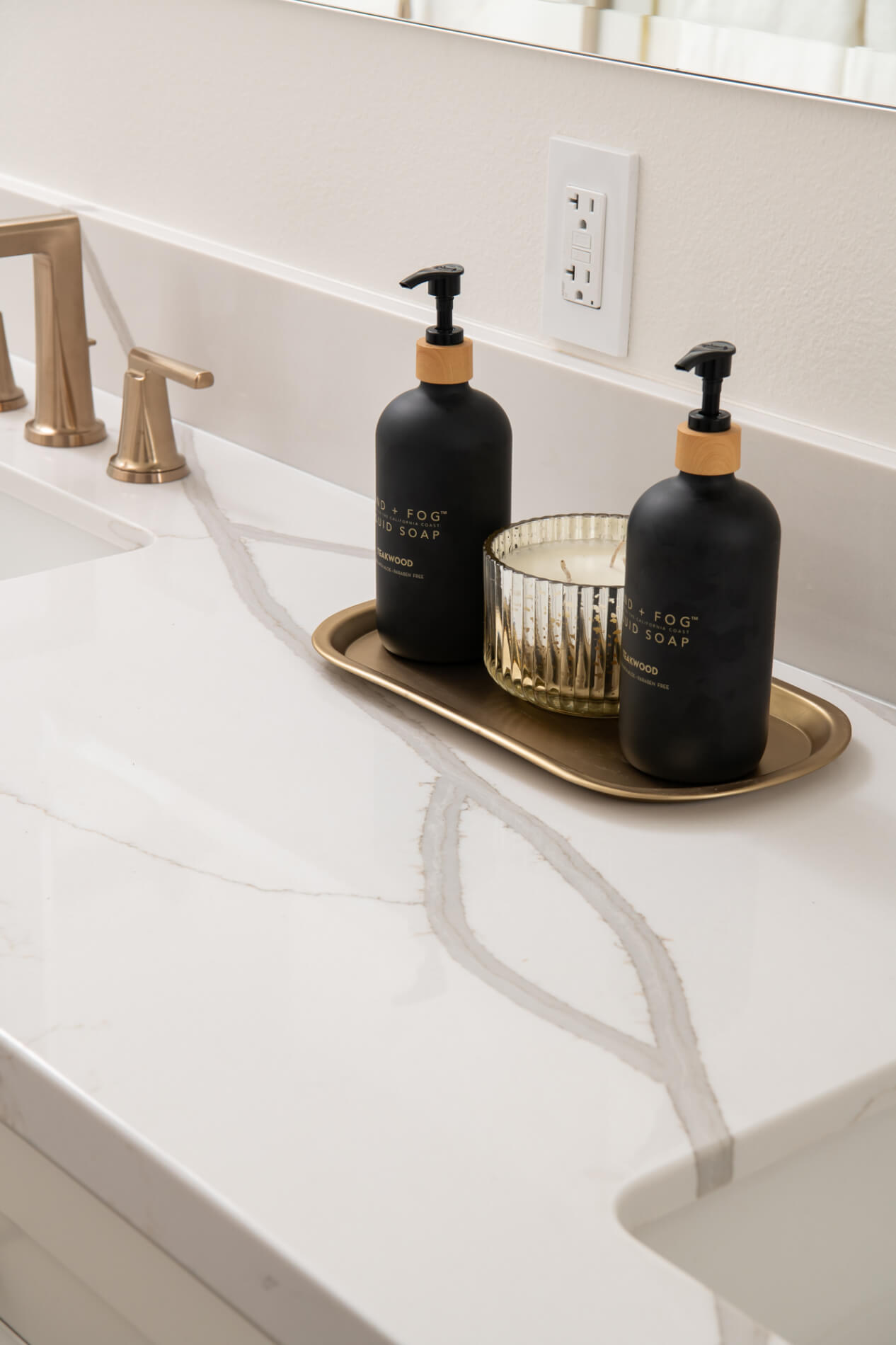 Vadara-quartz-countertop-in-Calacatta-Belliza-with-undermount-sink