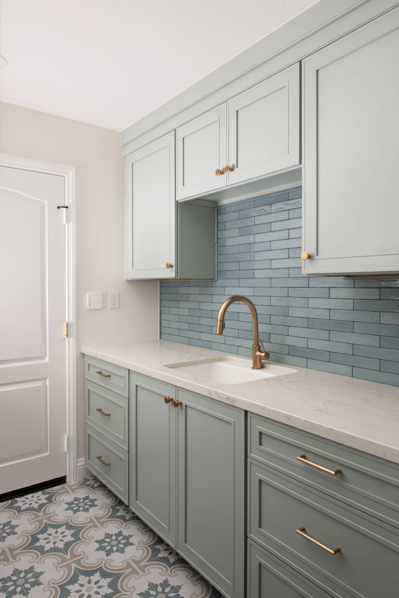 Vadara-quartz-countertops-in-Serena-Gold-ceramic-tile-backsplash-in-Acqua