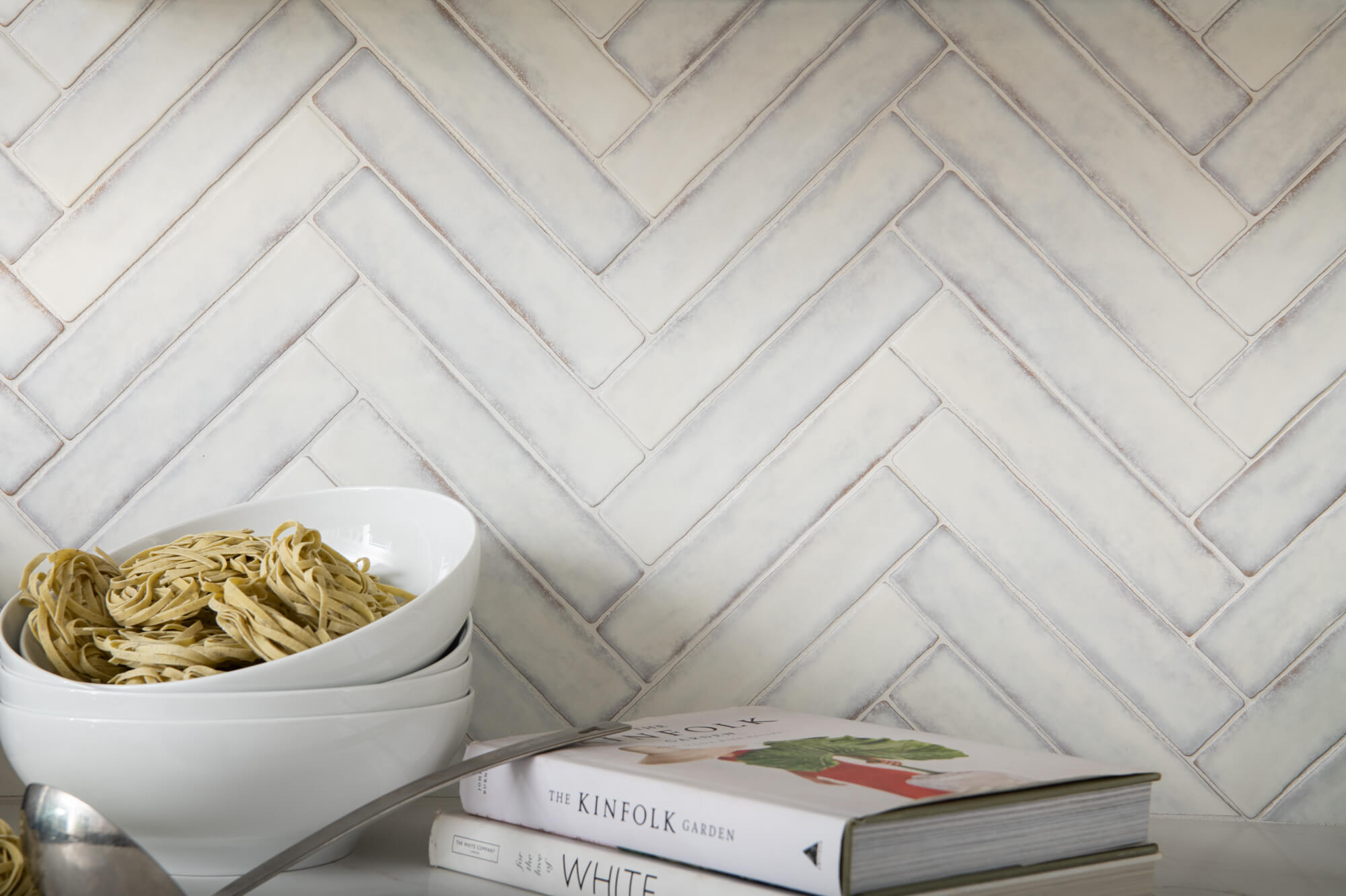 Bedrosian-porcelain-tile-backsplash-in-antique-white-herringbone-pattern