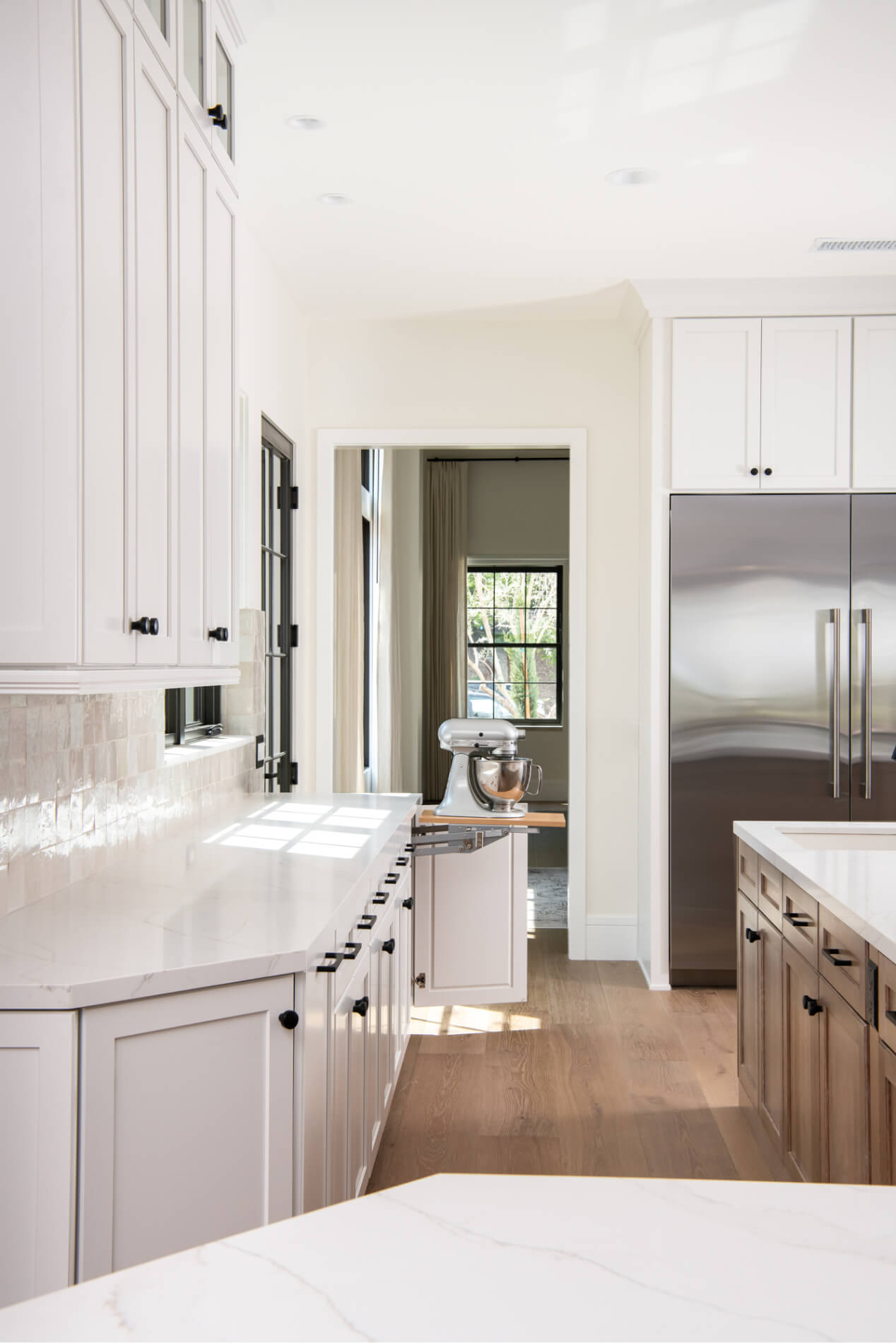 built-in-pull-out-and-storage-for-electric-stand-mixer