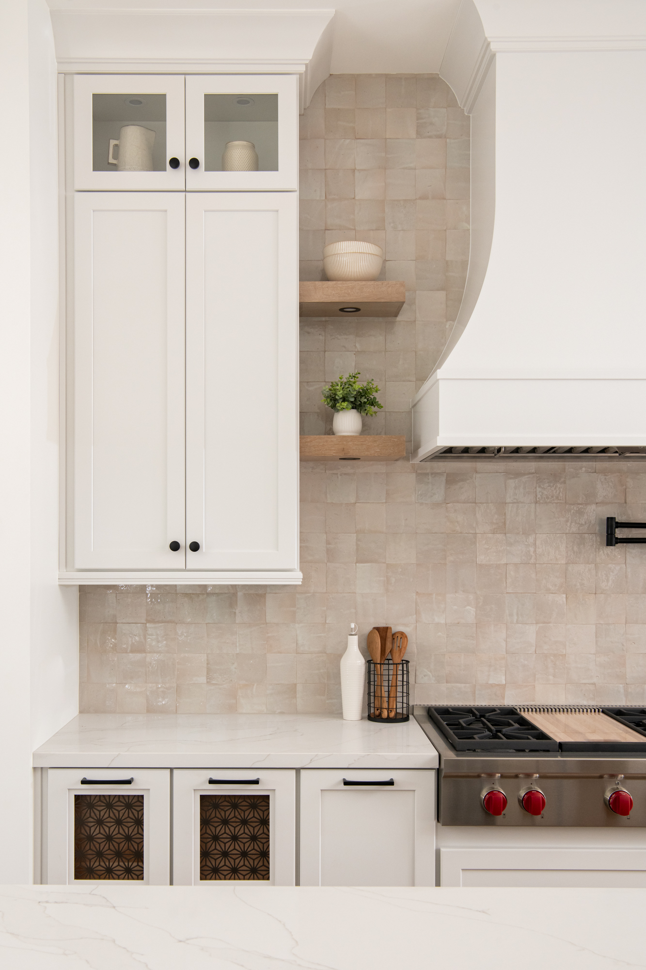 glass-inserts-upper-cabinets-matte-black-pulls-and-knobs