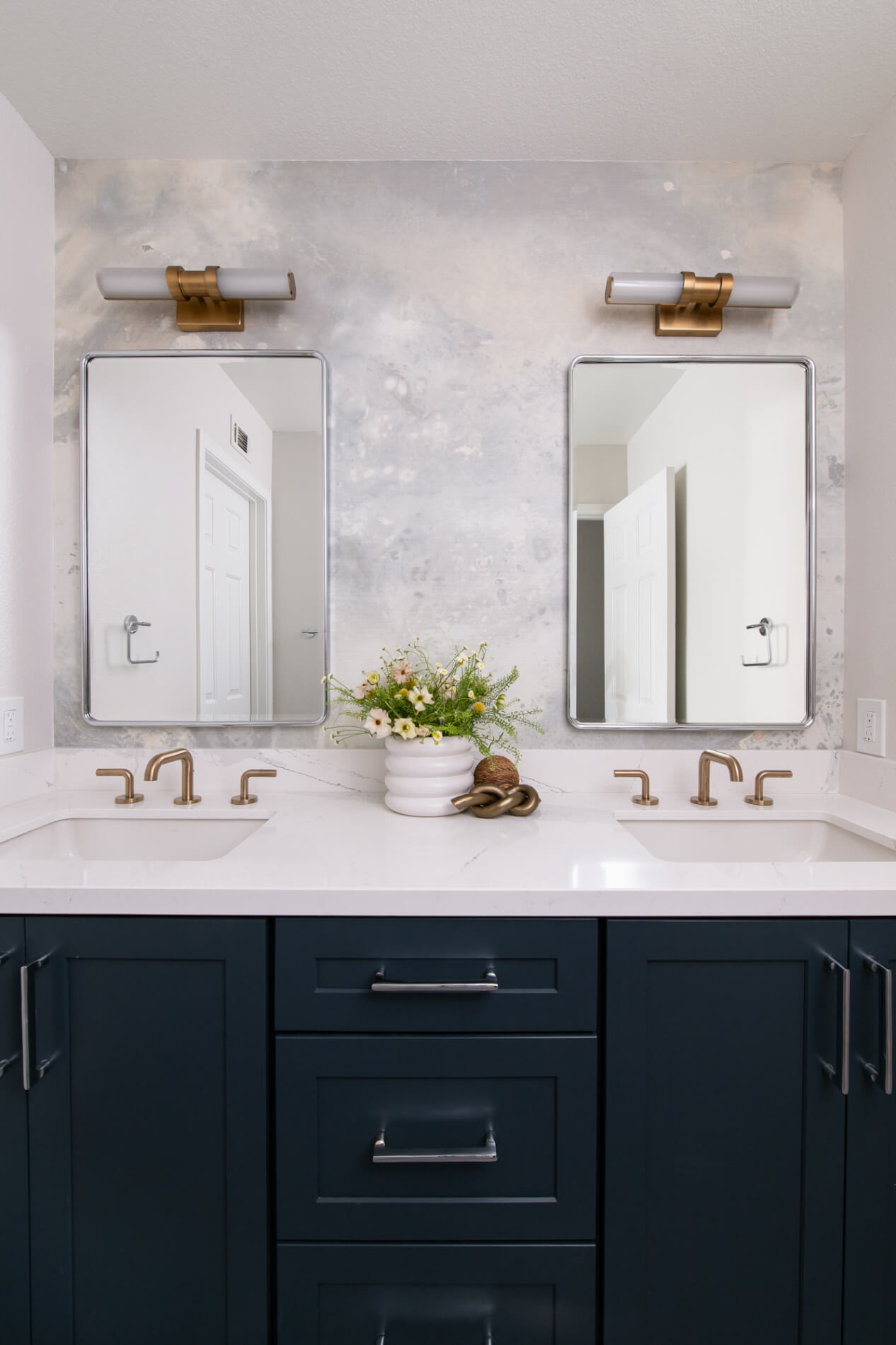 Kiel-small-LED-wall-vanity-bath-light-satin-brass